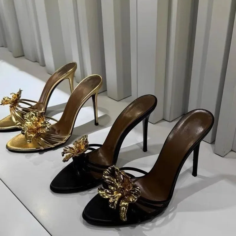 2025, Damen-Sandalen, Hausschuhe, Sommer, Metallblumen, schöne modische Sandalen, Damen-Stiletto-High-Heels, schwarze Sandalen