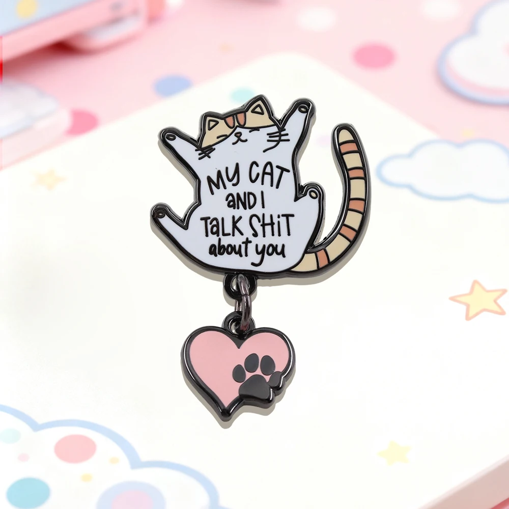 Meine Katze und ich reden über dich – kreative Brosche, niedlicher herzförmiger Pfotenabdruck-Anhänger, Katzen-Abzeichen, lustiger Text, Haustier-Thema, Emaille-Pin – Detail 5