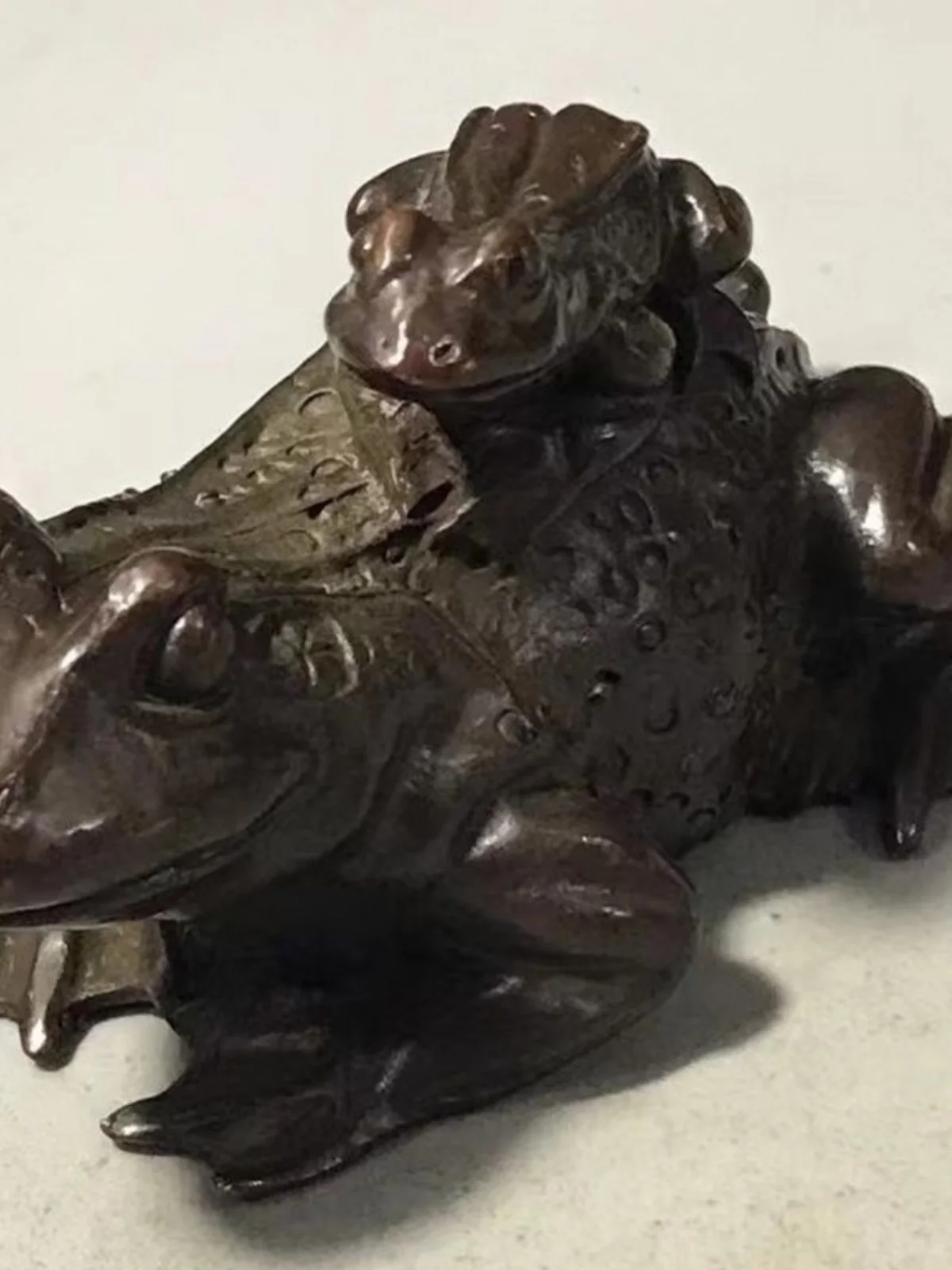 

Vintage bronze handicrafts frog back frog prince kung fu tea ceremony tea ornaments old pulp antique collection