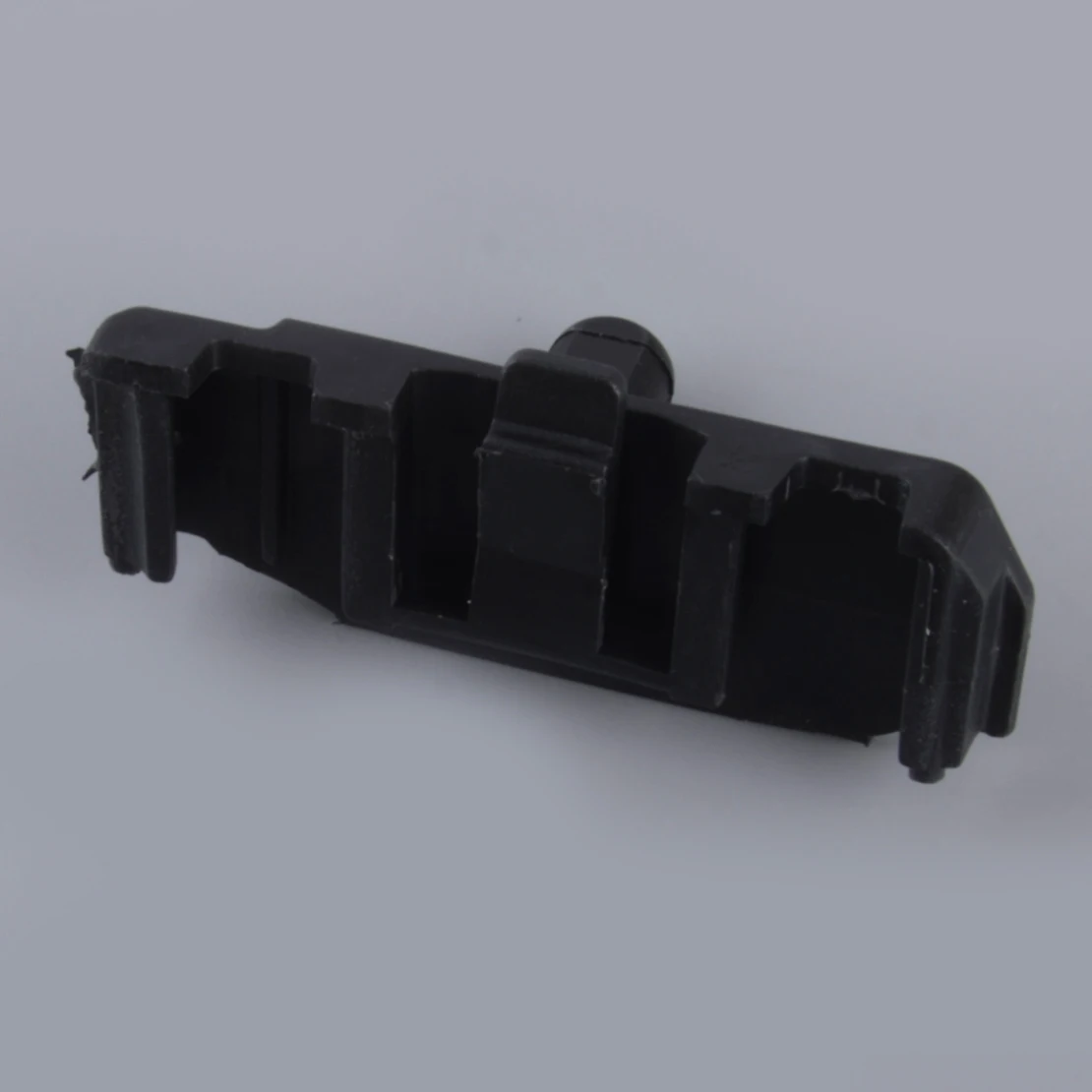 

23336310 правый верхний изоляционный кронштейн радиатора подходит для Chevrolet Malibu Buick Regal Sportback TourX LaCrosse