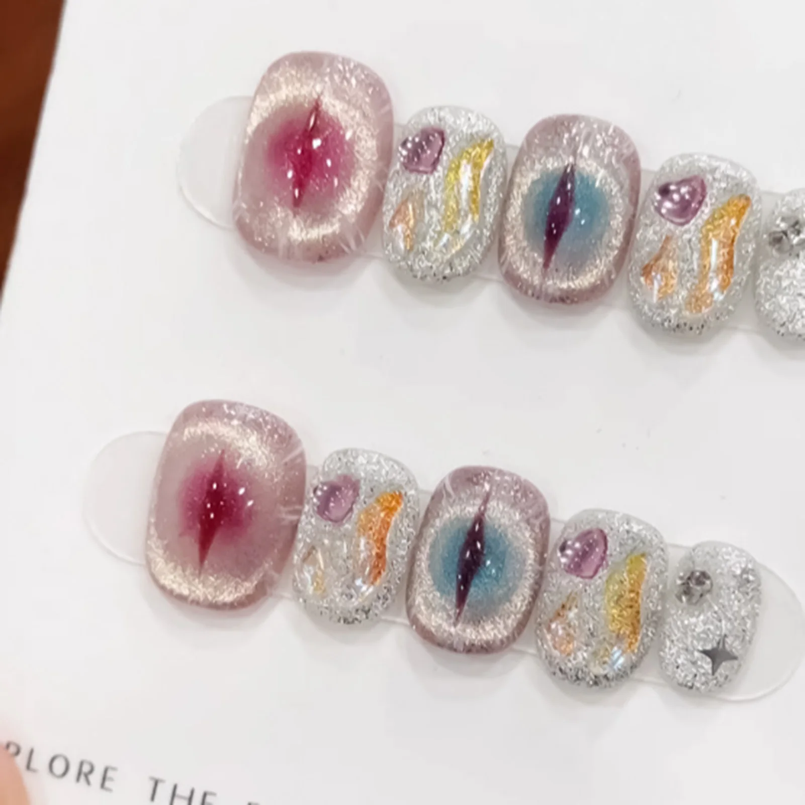 Handgemachte kurze erröten Anime Press On Nails mit Kristall Katzenauge Design 10 Stück quadratische falsche Nägel bunte Strass Dekoration