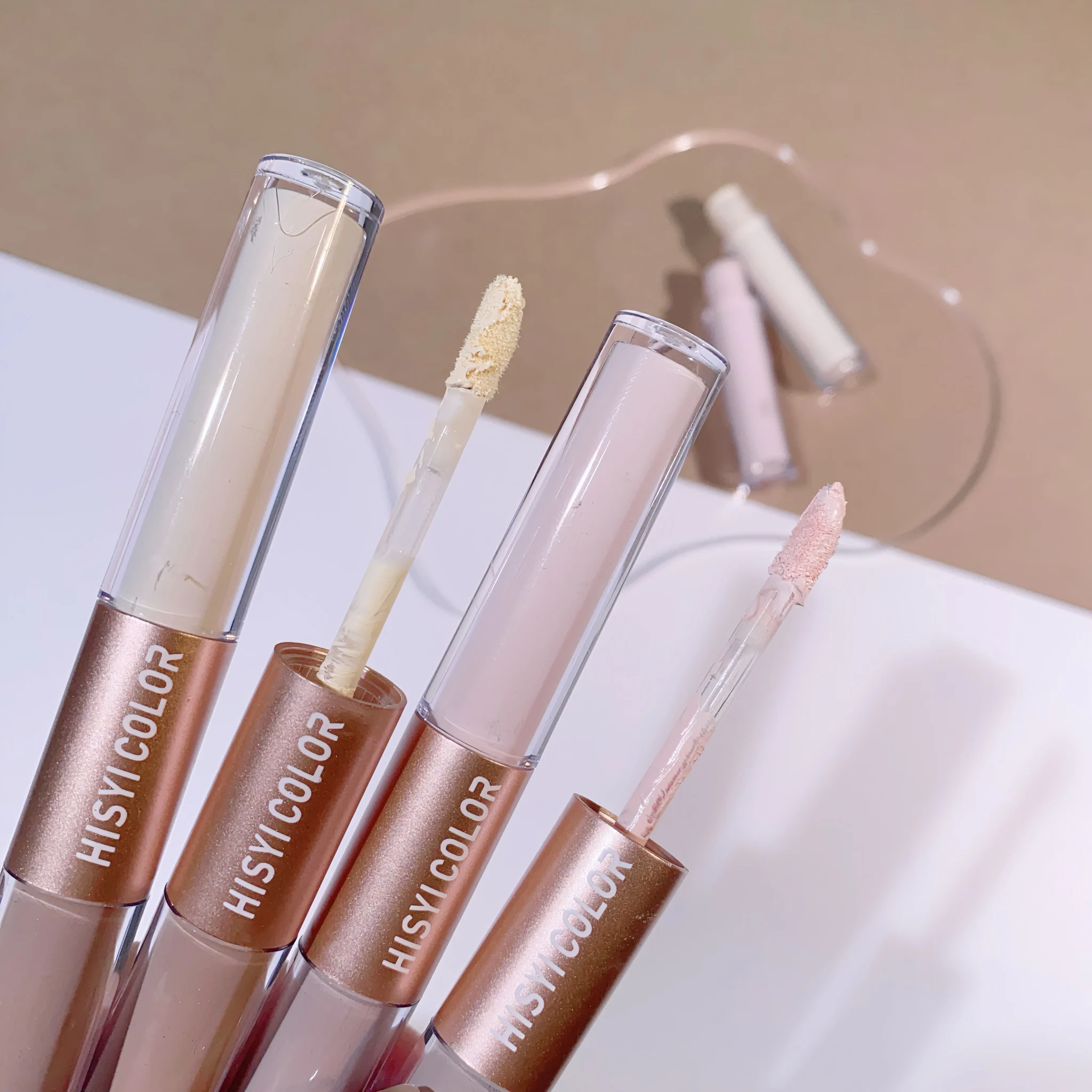 Iluminador e contorno líquido ilumina o tom da pele e modifica as contos faciais. De longa duração, impermeável e à prova de suor