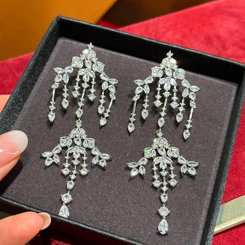 

Роскошные новые длинные изысканные серьги с кисточками из циркона