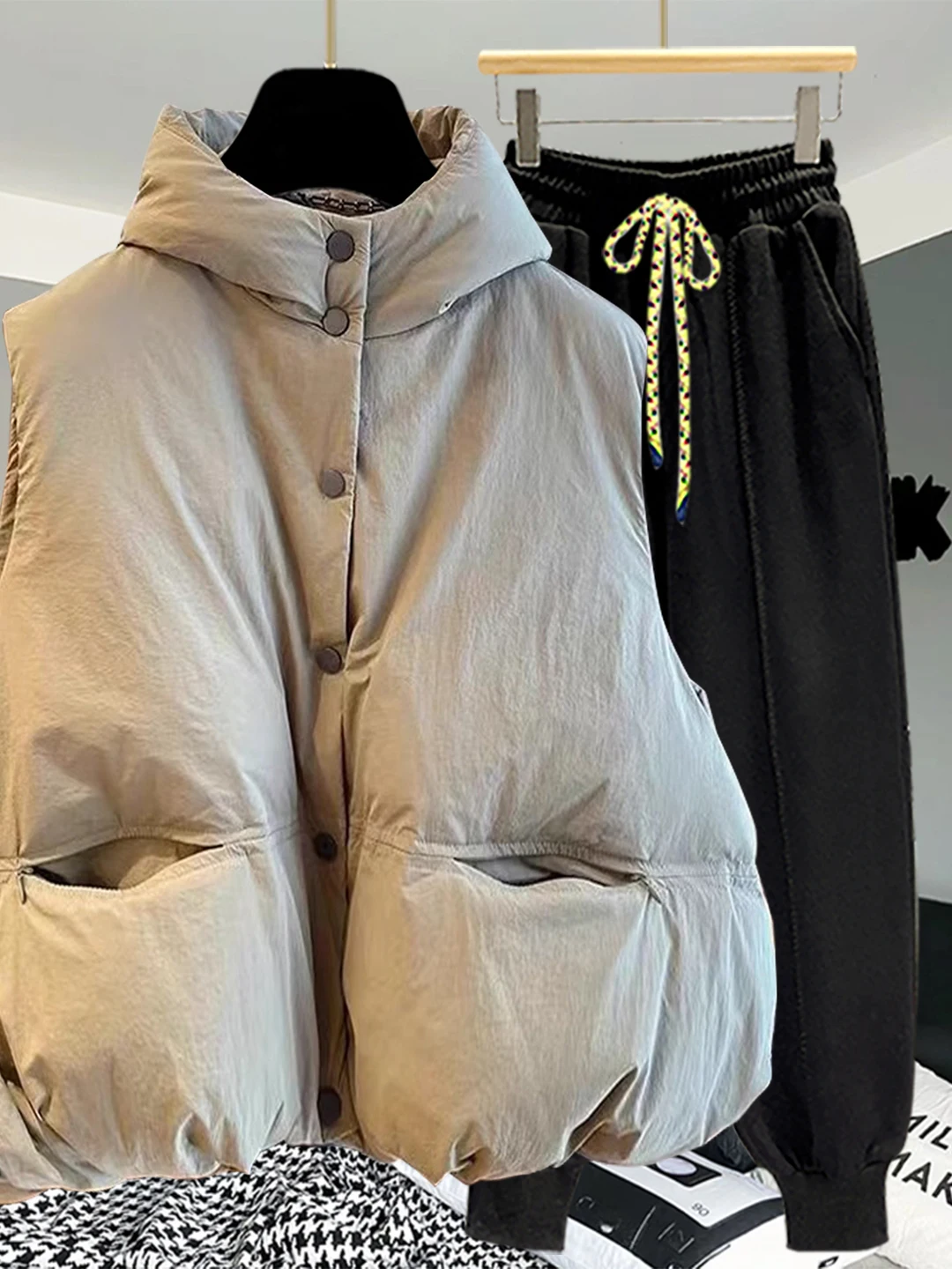 

Теплый вельветовый жилет с капюшоном, свободный крой, модный, осенне-зимняя верхняя одежда, молодежный повседневный стиль, однотонный, на одной пуговице