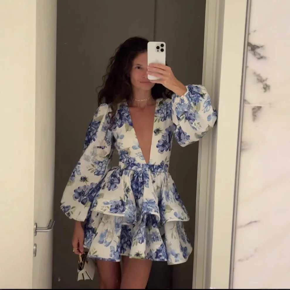 Vestido em camadas com estampa floral de verão 2025 com decote em V e mangas lanterna