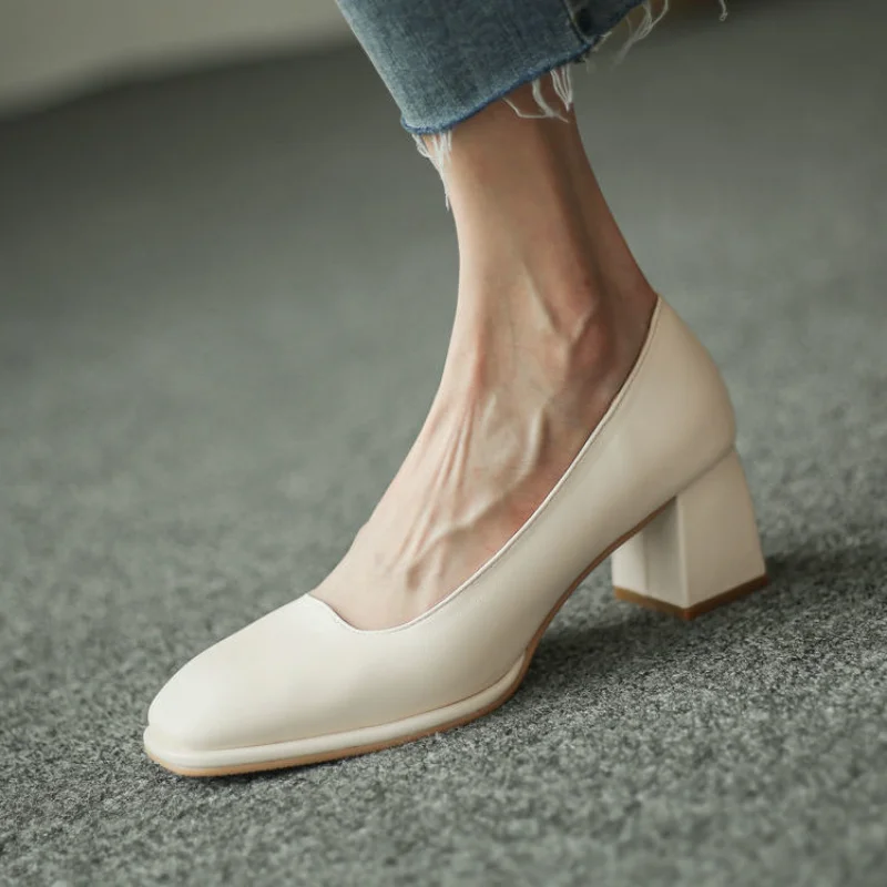 Letnie obuwie damskie na wysokim obcasie dla kobiet 2024 Square Toe Pumps Moccasins Office on Heeled White Casual Slip Non Spring