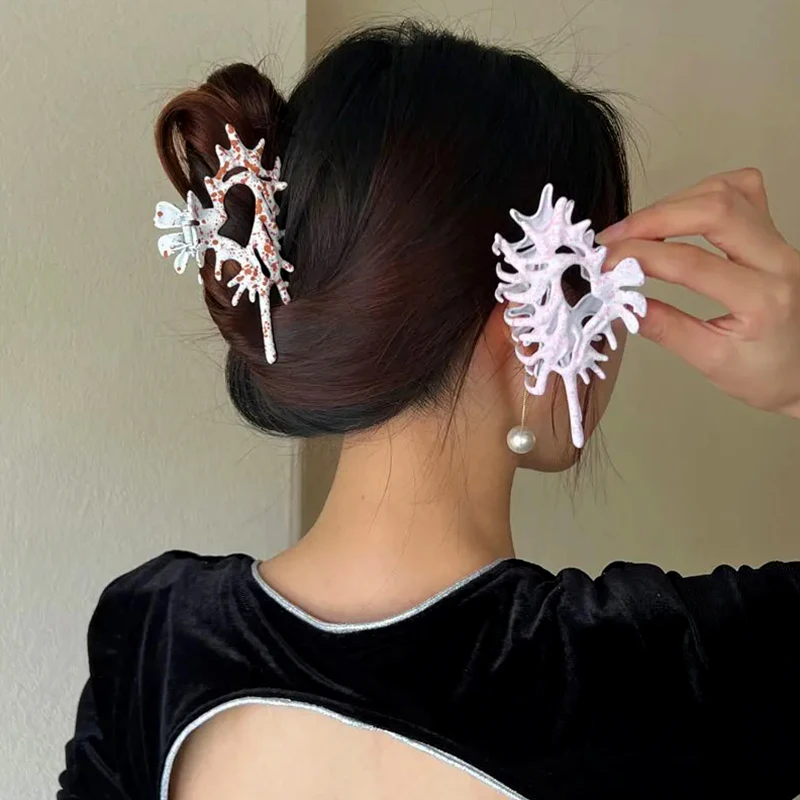 New Creativity Unique Colorful Alien Metal Conch Hair Claws for Women Girl Hollow Headwear Shell Crab Hair Clip Hair Accessories