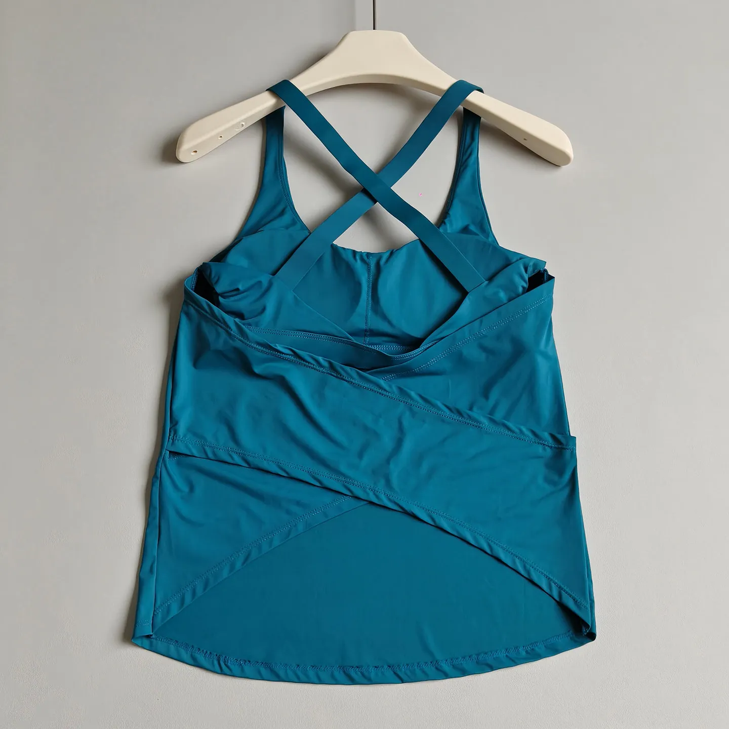 Women's Fake Two-Piece Fitness Vest Sports Top with Chest Pads Sleeveless T-Shirt for Running Training Gym Yoga Cross-Body Wear