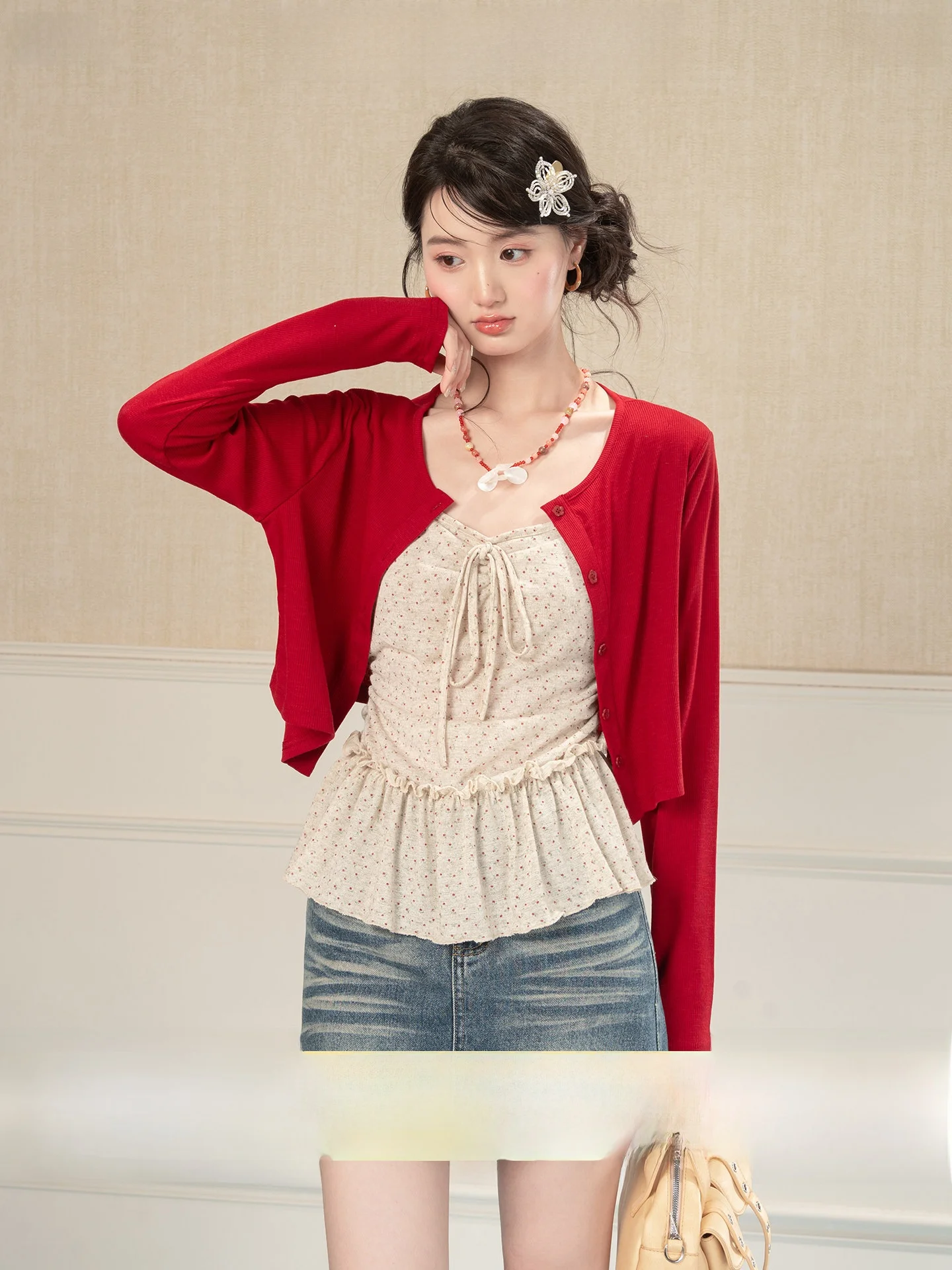 

Новый летний женский комплект из двух предметов: укороченный топ-халтер с рюшами и поясом в горошек, а также открытый кардиган в стиле ретро, стройнящий и стильный