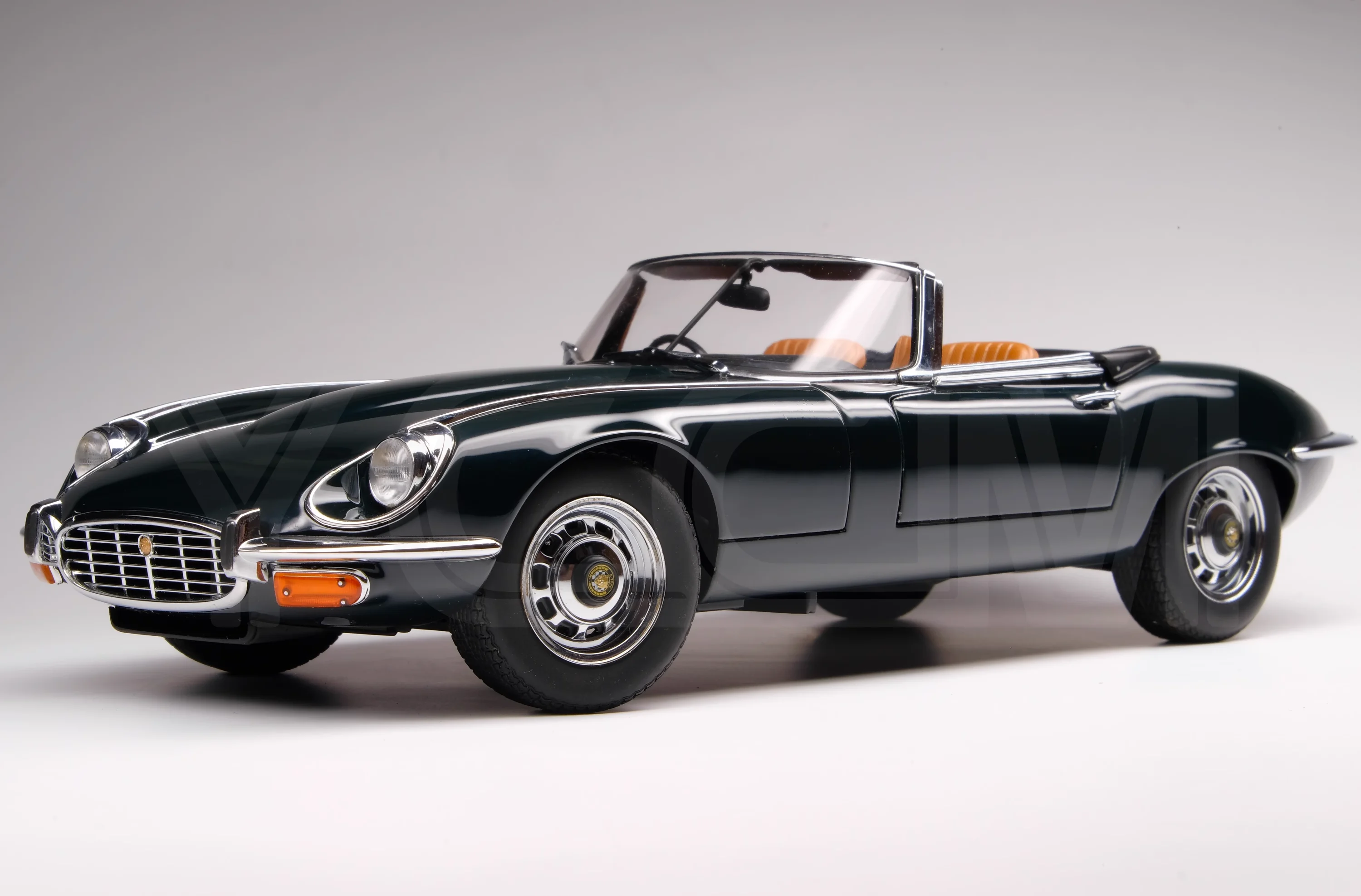 Autoart 1:18 E-Type Convertible Alloy Fully Open Simulation Limited Edition Alloy Metal Static Car Model Toy Gift