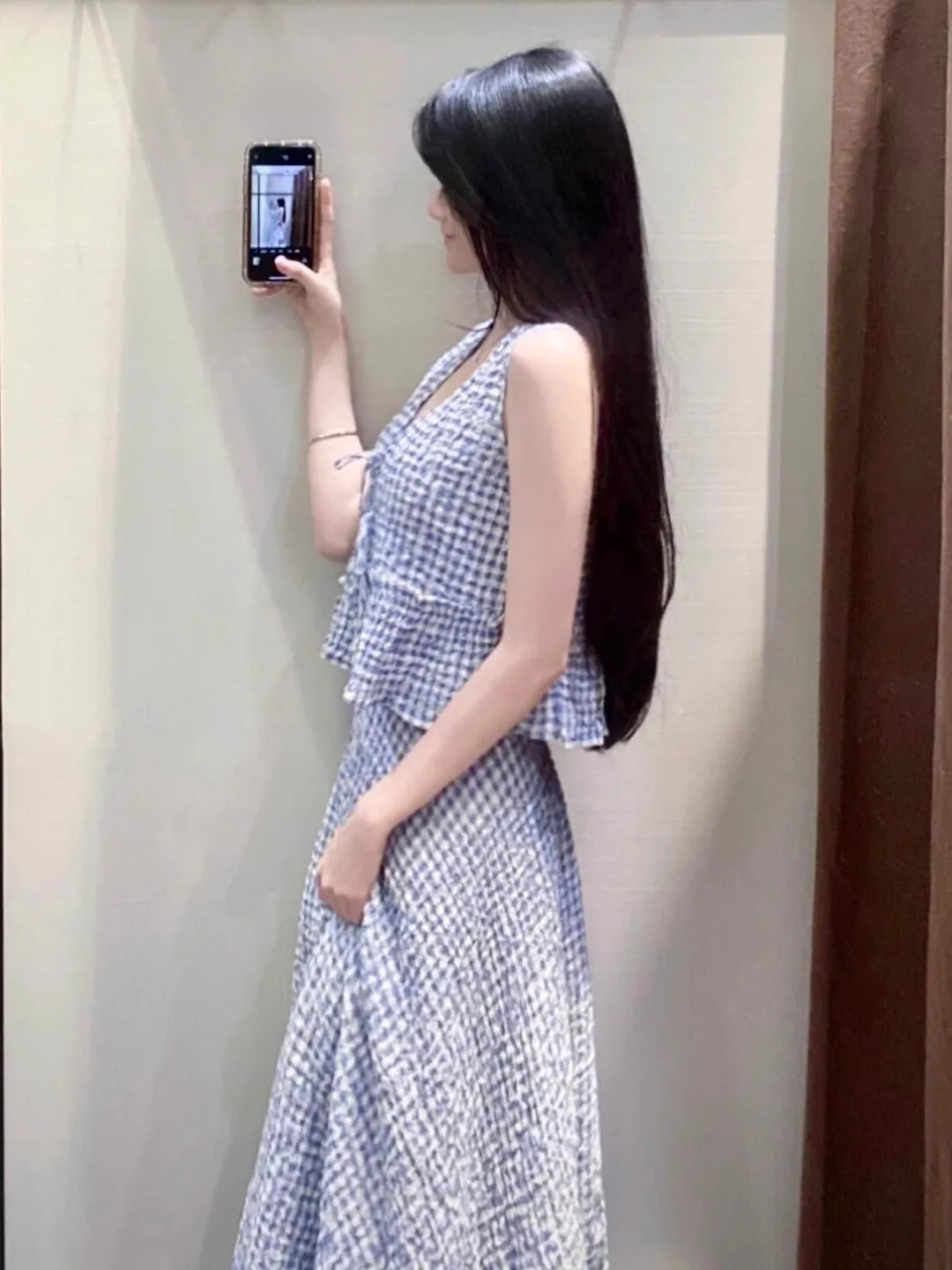 Niebieska kamizelka w kratę z dekoltem w serek, damska, modna, letnia, nowość, luźny krój, bawełna, wzór gingham, asymetryczny krój.