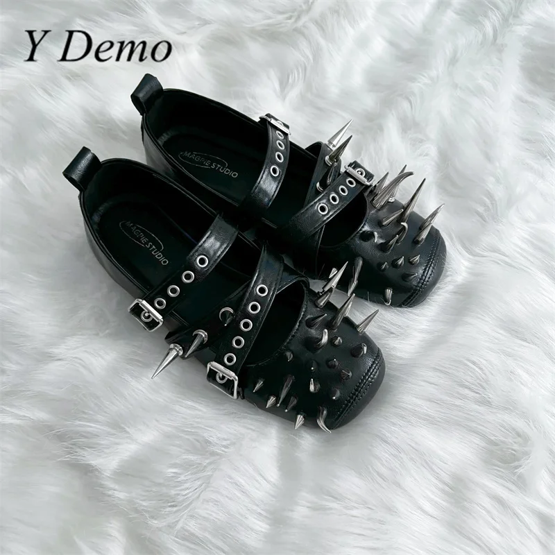 

Y демонстрационные туфли ручной работы в стиле панк с заклепками на плоской подошве, женские черные туфли с шипами и пряжками на ремешке