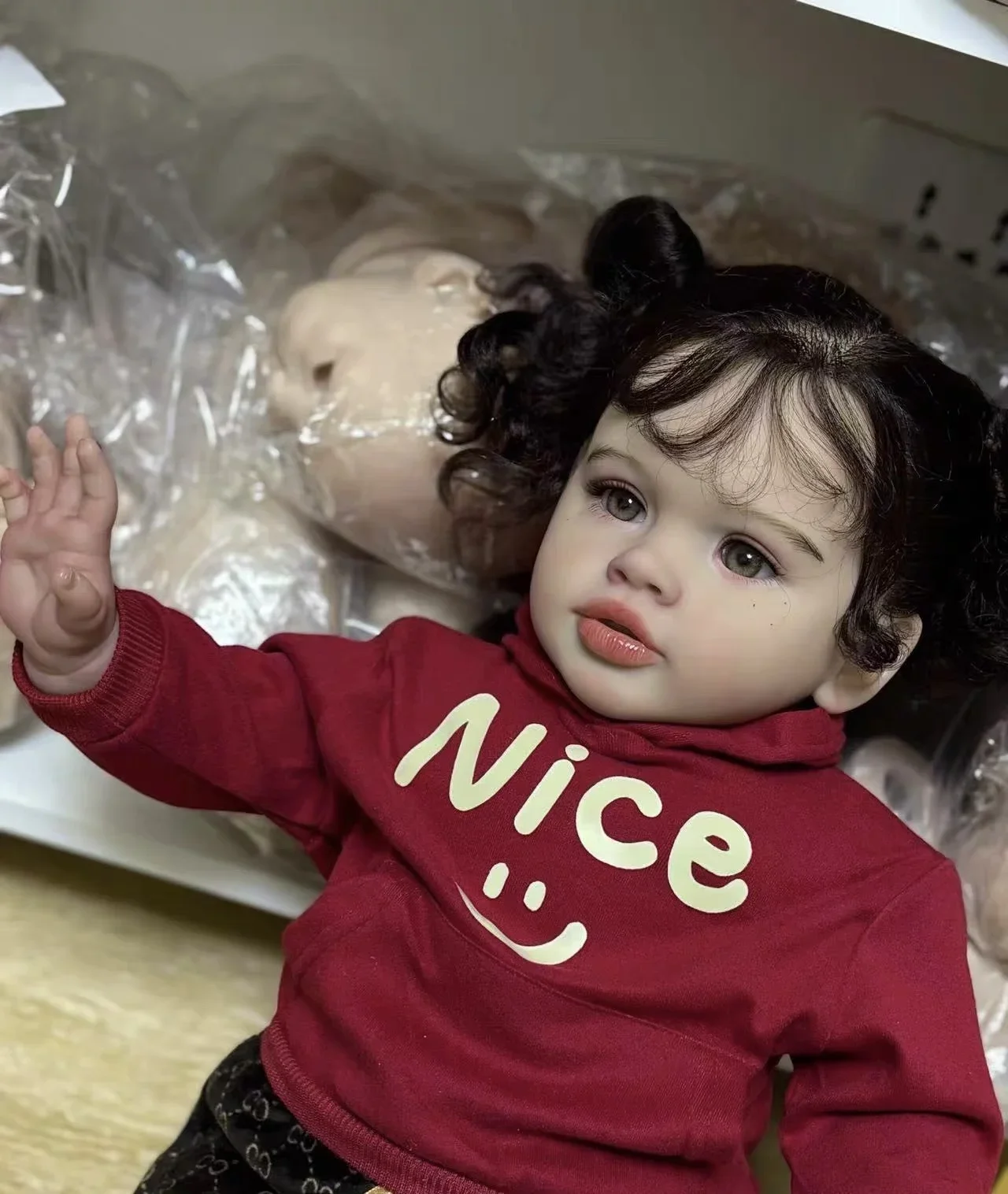 عرض St.Store قابل للتخصيص مقاس 26 بوصة من Reborn Baby Pippa مع شعر مجعد متجذر يدويًا مع دمية ذات فستان مختلف