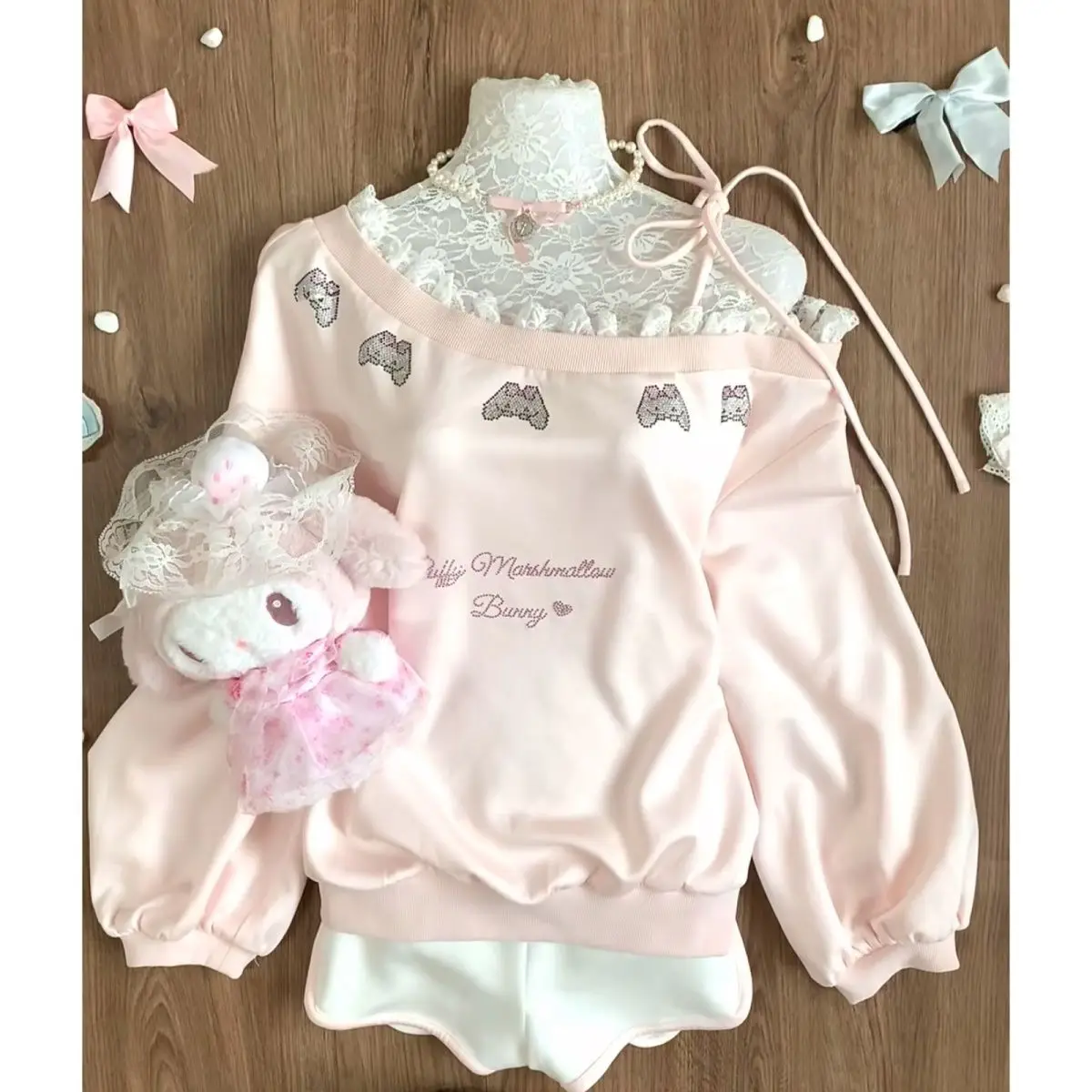 

Japan Sweet Lace Beaded Cartoon Slanted Shoulder Sweatshirt For Women In Autumn And Winter Cute Casual Off-Shoulder Top
