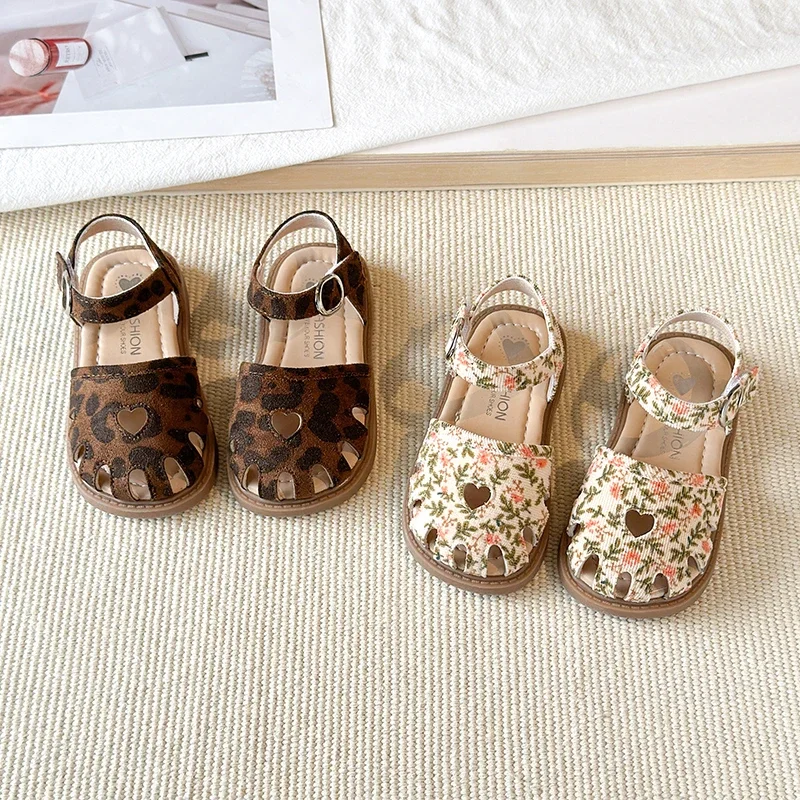 

Сандалии для маленьких девочек, летние сандалии с цветочным узором и вырезами в форме сердца, обувь принцессы, детские пляжные сандалии, детская повседневная обувь с нескользящей мягкой подошвой для малышей