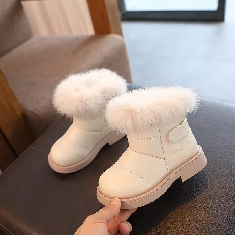 Botas de nieve para niños, botas cortas de cuero de Color sólido para niñas, botas gruesas y cálidas de piel de felpa a la moda para niños, antideslizantes, novedad de 2024