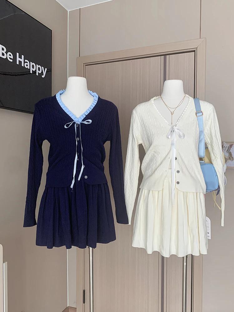 

Модный сладкий женский комплект из двух предметов на осень 2024, однобортный тонкий вязаный свитер с v-образным вырезом + плиссированная короткая юбка, комплект из двух предметов