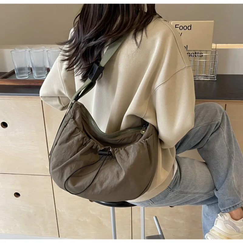 New Niche Design Shoulder Bag Fashion Nylon Waterproof Drawstring Pleated Crossbody Bag Casual Versatile Commuter Bag Saddle Bag