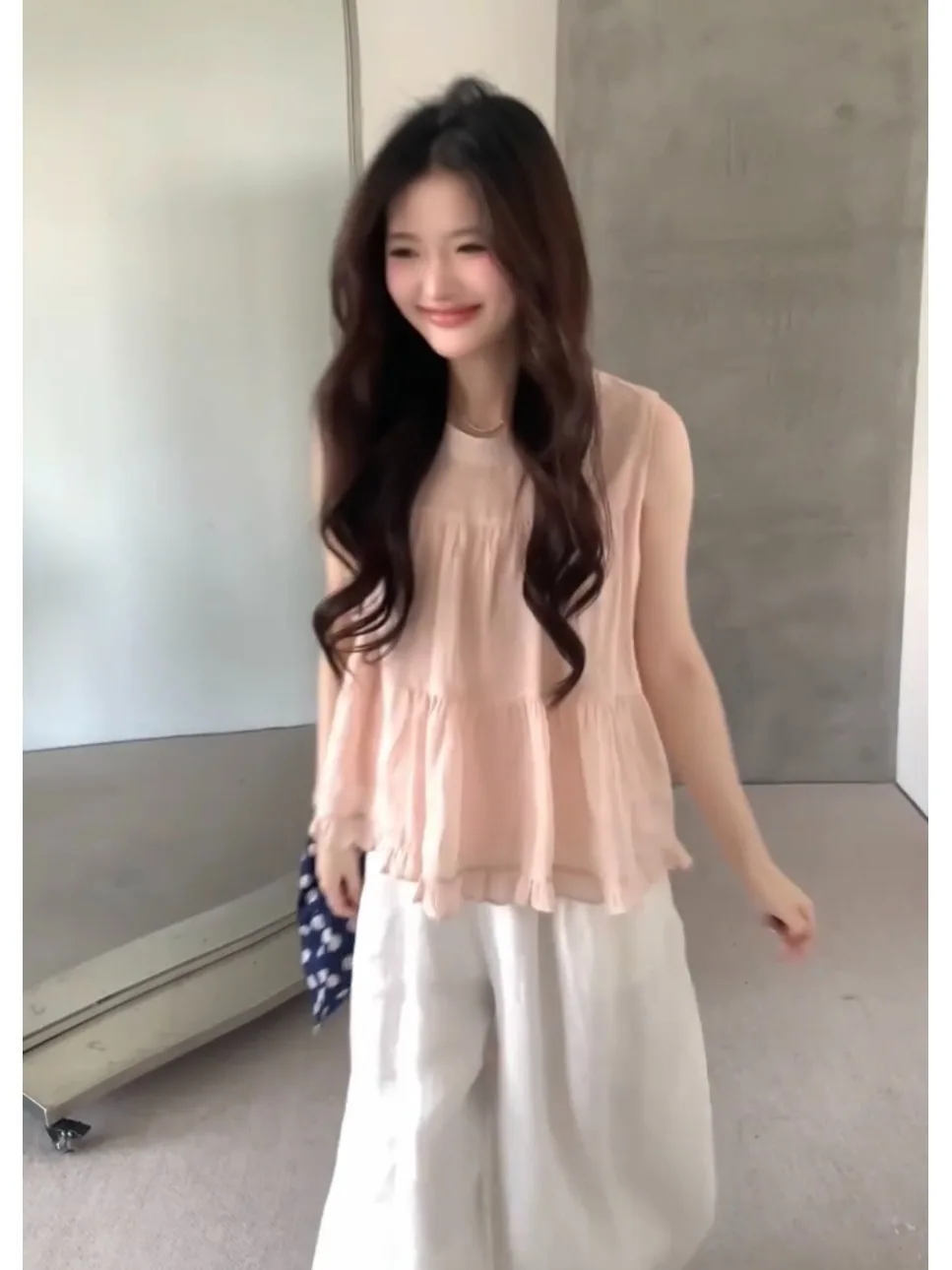 

Нежная летняя новинка: свободная женская блузка из хлопка и льна, красивая безрукавка с деревянными элементами, дышащая