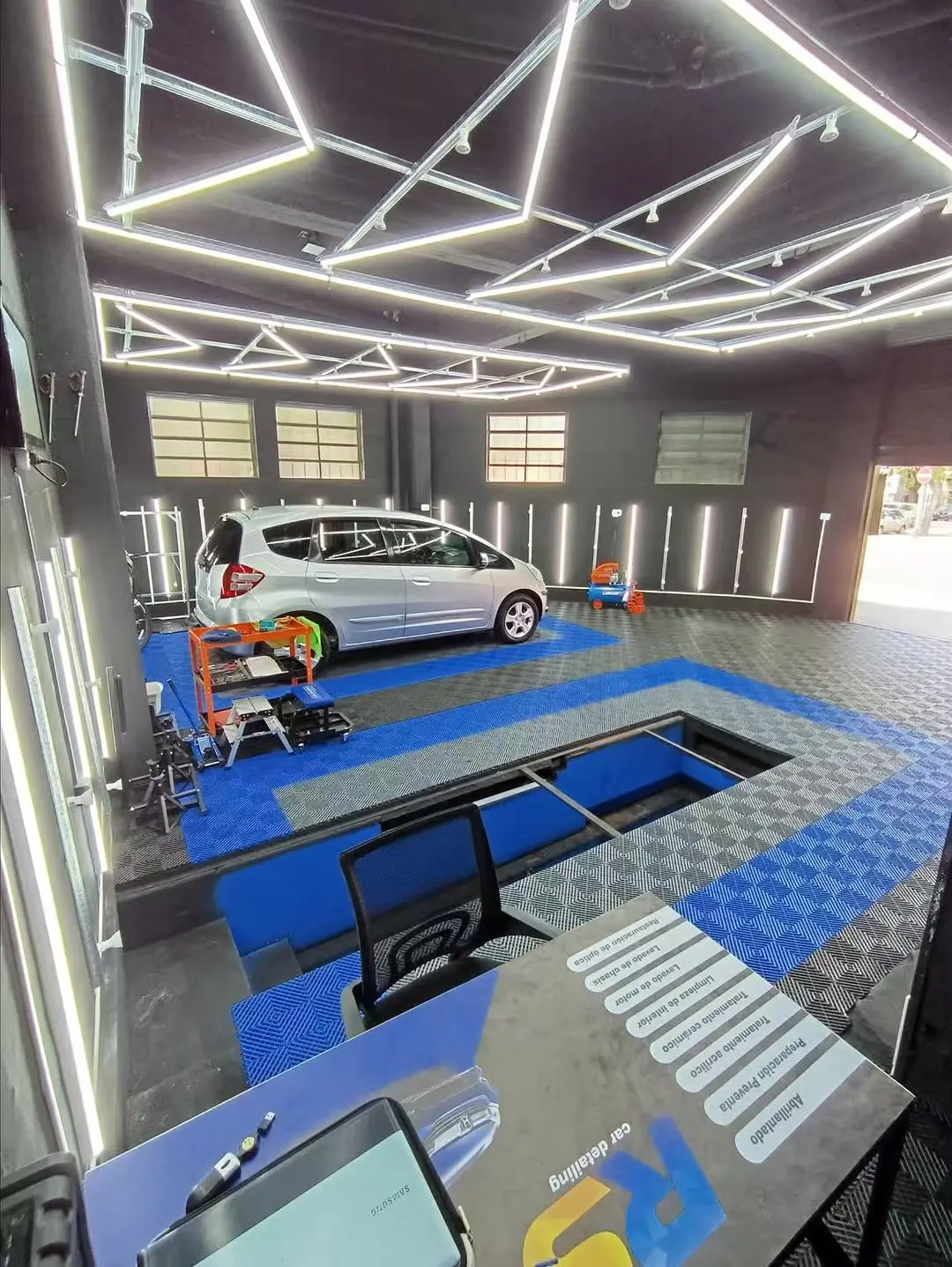 Heavy Duty PP Garage Floor Tiles for Car Detailing and Car Washroom Graphic Design Solution