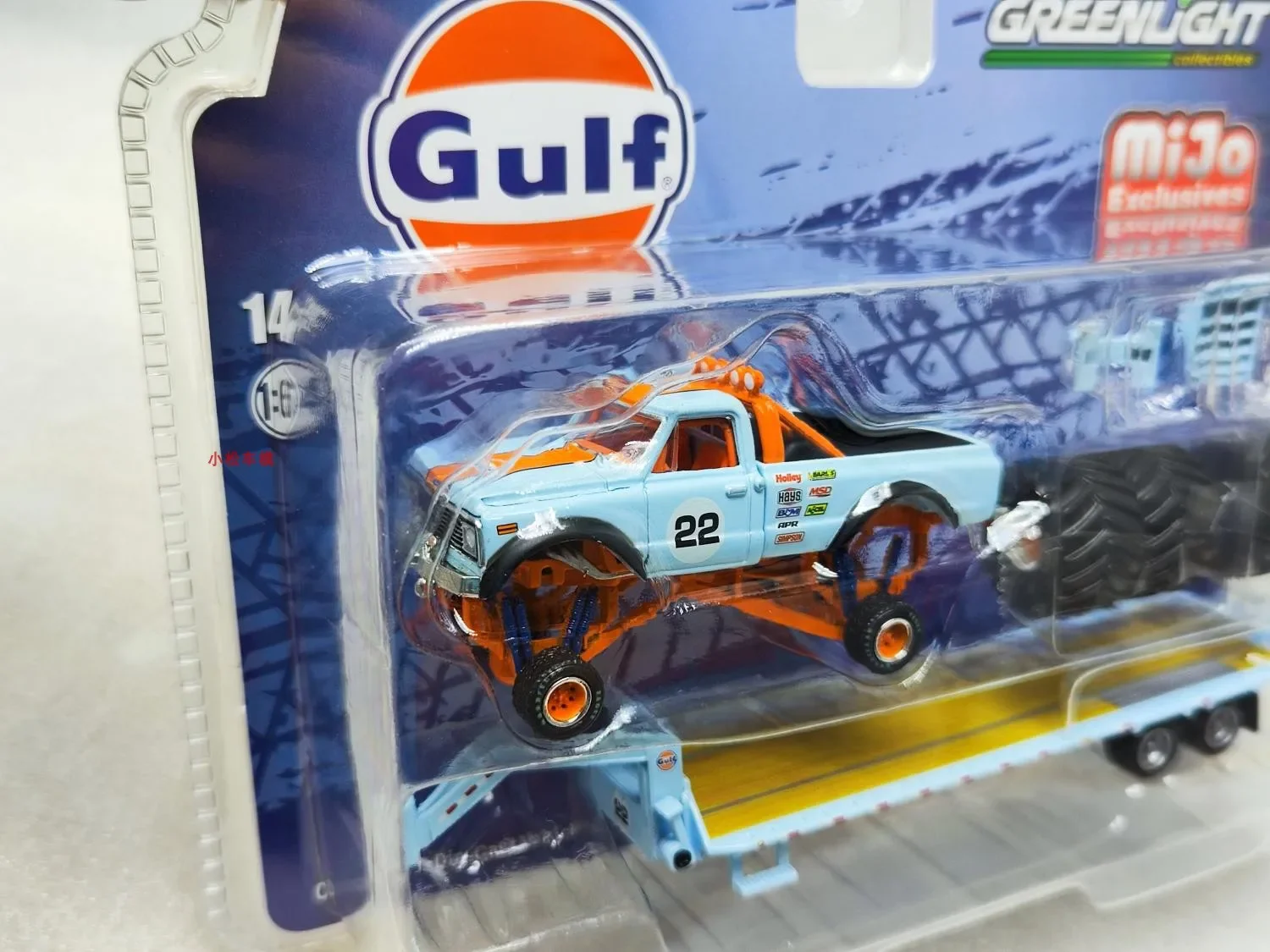 1: 64 1972 Chevrolet K-10 Monster Truck met zwanenhals-aanhangwagen en Tire Bay Gulf Verzameling automodellen