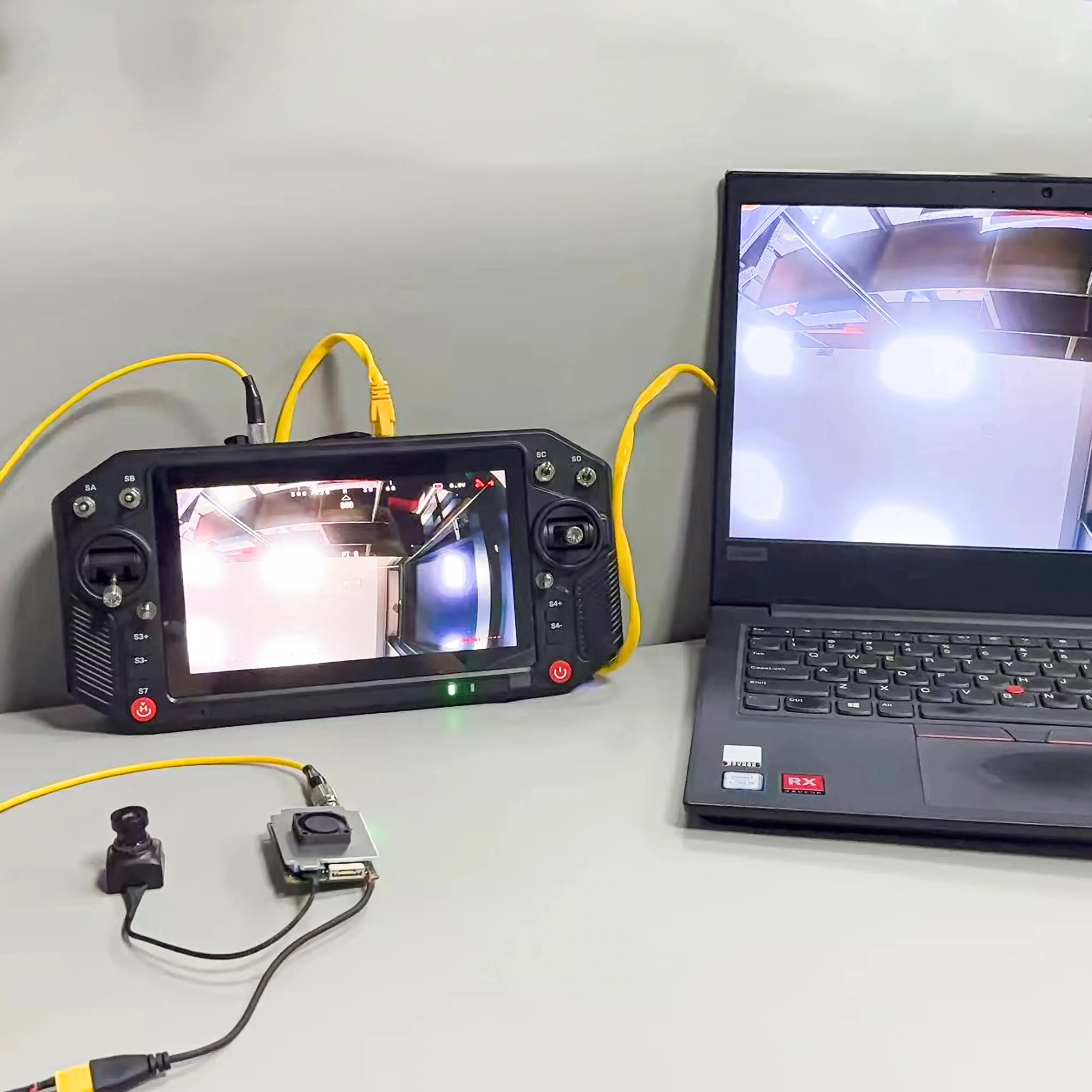 معدل تحديث عالي 2000 شمعة في المتر المربع عالي السطوع 7 بوصة 1080 بكسل الكمون المنخفض 40 كجم نقل الألياف الضوئية المتكامل RC والعرض