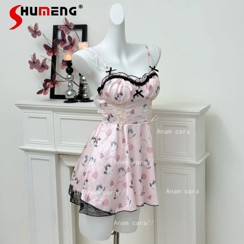 ชุดนอนลายดอกไม้หวานซึ้งพร้อมแผ่นรองหน้าอก ผ้าไหมซาตินเนื้อเย็น ชุดนอนเซ็กซี่ สไตล์บริสุทธิ์เย้ายวนใจสำหรับผู้หญิง