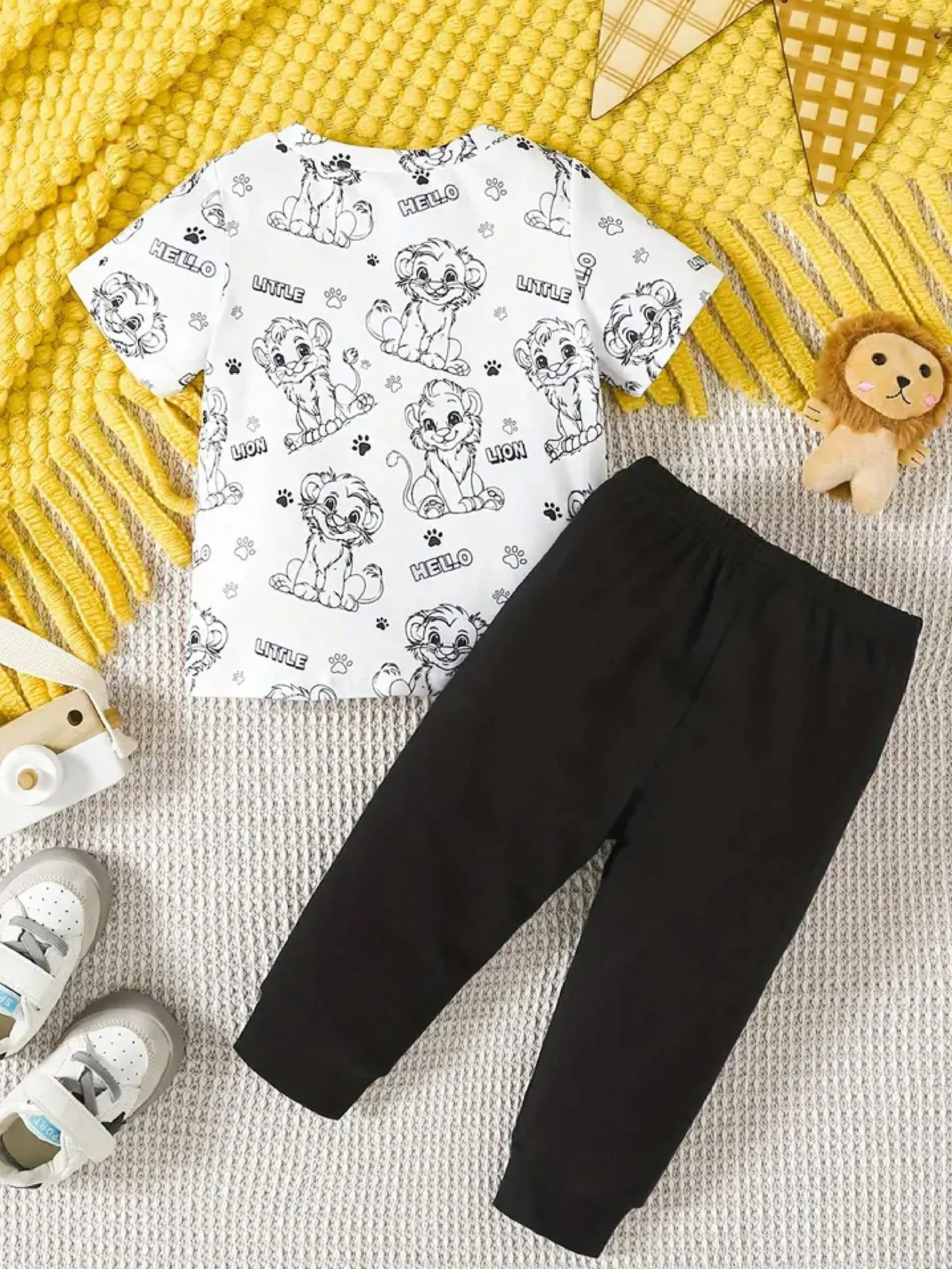 Kinderbekleidungsset, lässiges T-Shirt mit Cartoon-Löwen-Print, Rundhalsausschnitt und kurzen Ärmeln + Hose mit elastischem Bund und Löwen-Print. – Detail 4