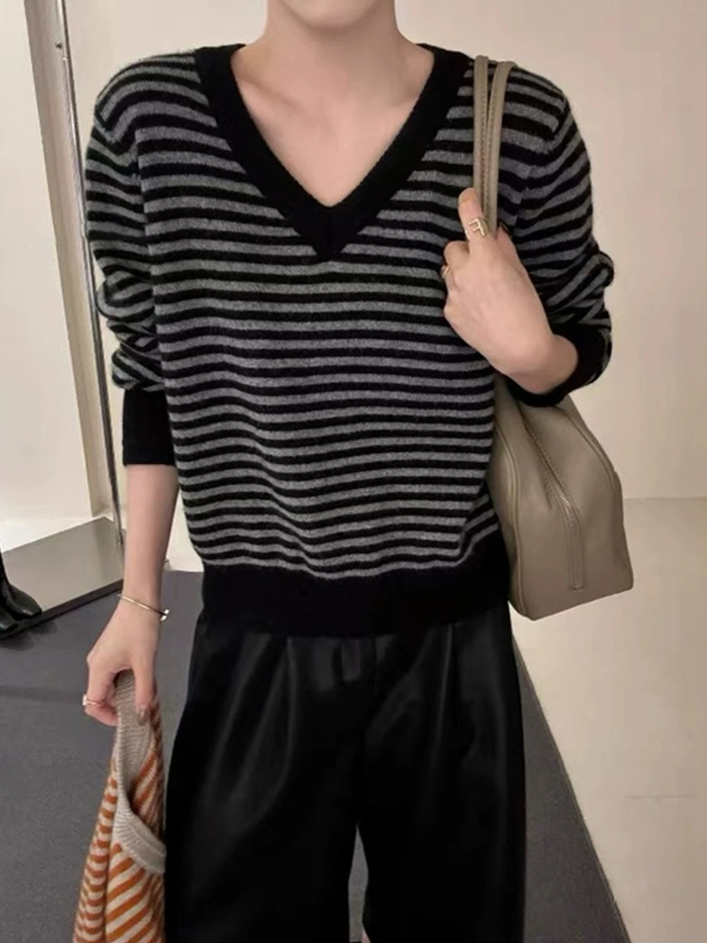 

Winter ladies cashmere sweater new V-neck striped thick sweater women's autumn and winter high-grade sense sweater.