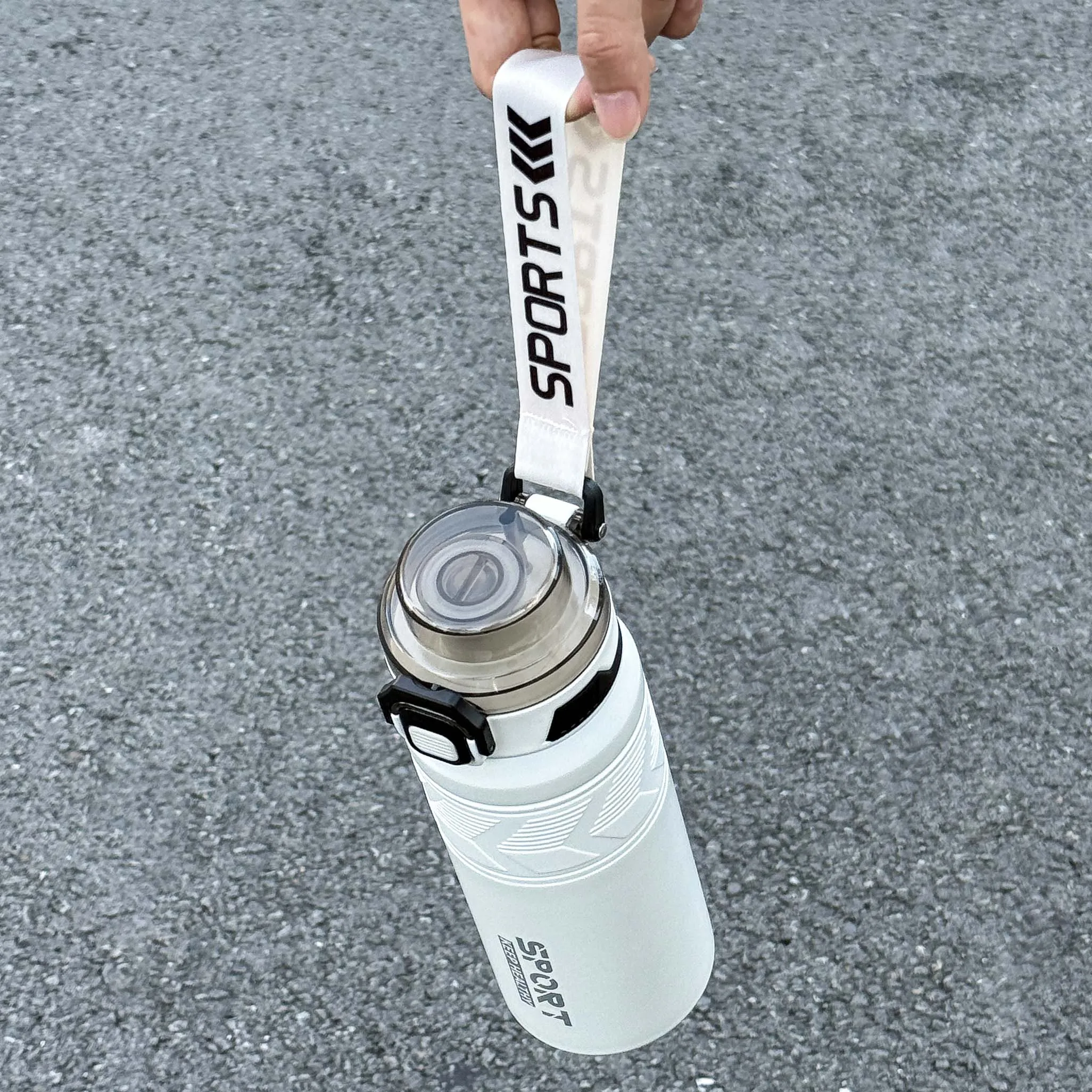 قطعة واحدة من كوب ترمس من الفولاذ المقاوم للصدأ عصري سعة 650 مل، زجاجة مياه حرارية عصرية مزدوجة الشرب، محمولة بمقبض للخارج