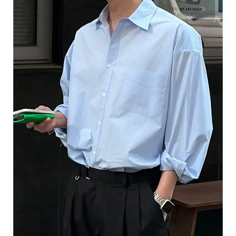 2024 neue koreanische Mode hellblaues Hemd Männer Langarm einfarbig einfache Revers Knopf Tasche lose lässige Herren hemden
