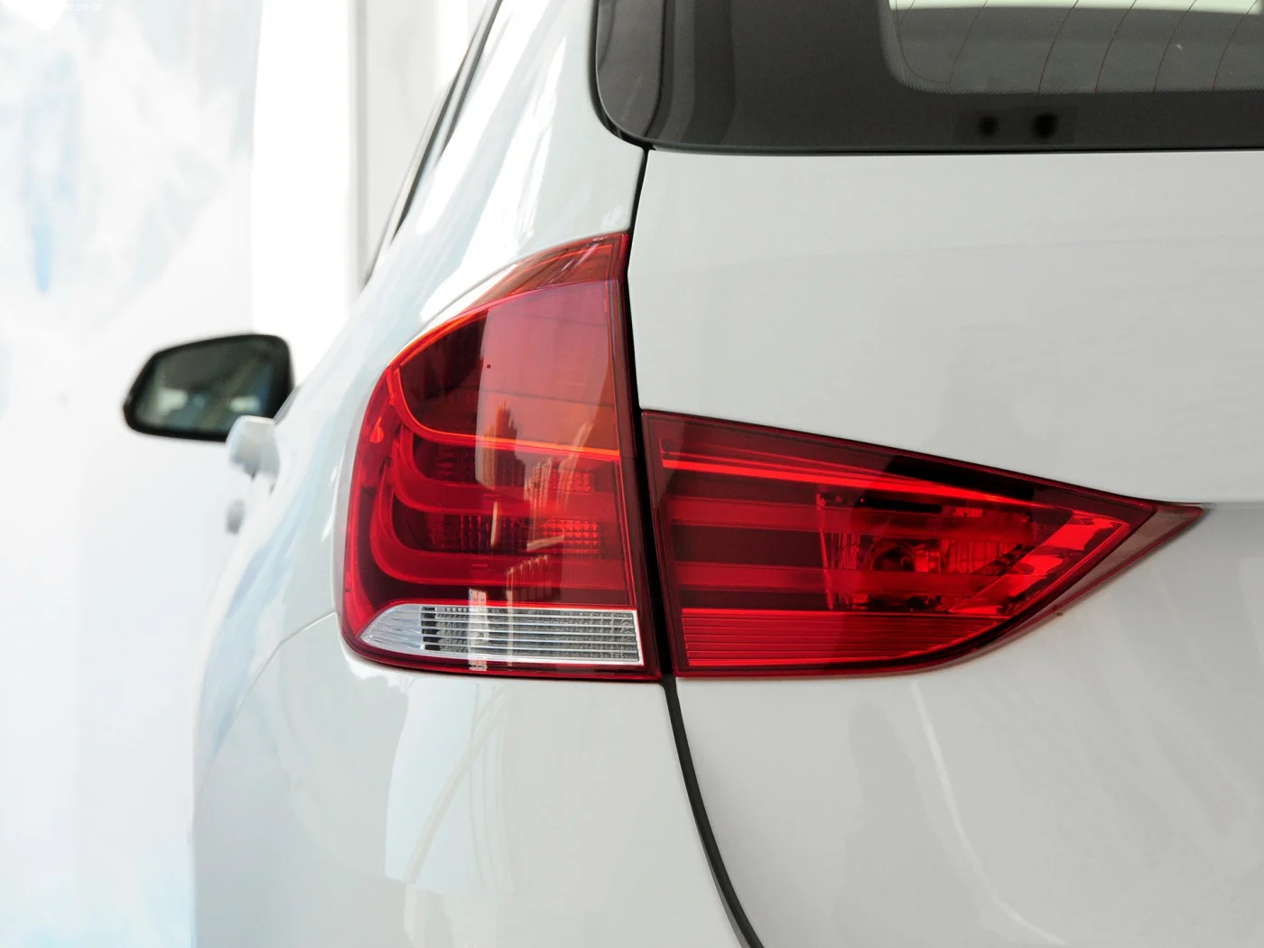 أضواء خلفية لـ BMer X1 E84 2011-2014 مصابيح الفرامل الخلفية LED مع ضوء الجري الأحمر 12 فولت 5000 LM