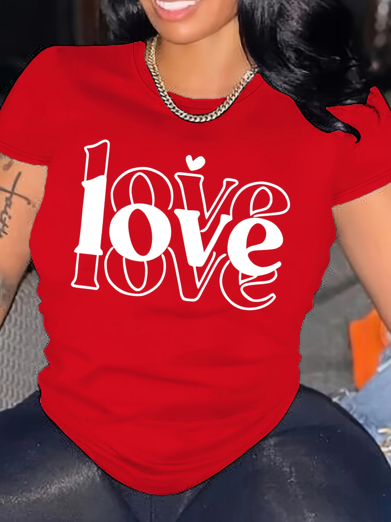 러브 그래픽 티 여성용 레드 신축성 폴리에스터 & 엘라스테인 혼방 반팔 라운드넥 편안한 핏 티셔츠 여름 소프트 탑