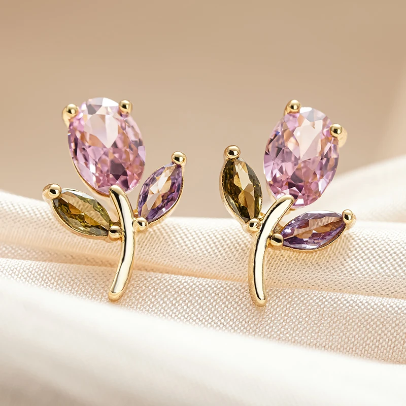 Huitan Ohrstecker für Damen mit Blumen-Design, ästhetische Accessoires für Hochzeit und Party, frischer Stil, eingelegter, funkelnder CZ-Schmuck in Goldfarbe
