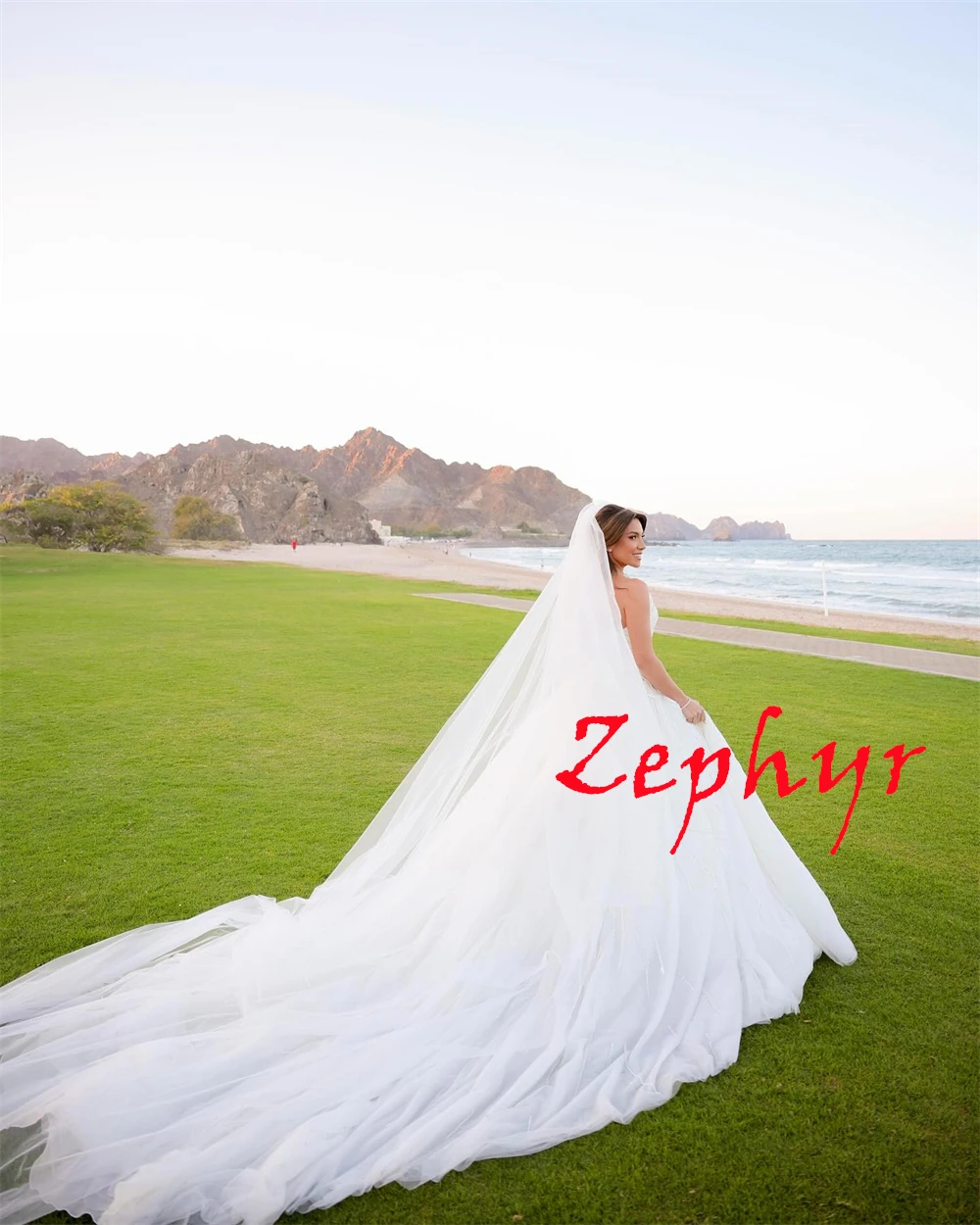 カスタマイズされた絶妙なホワイトチュールのウェディングドレスエレガントなストラップレスノースリーブブライダルドレスチャペルトレインジッパーバックドレス