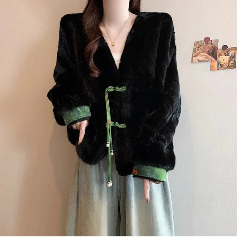 سترة صوفية مخملية عصرية 2025 شتاء جديد كبير ريترو النمط الصيني الخامس الرقبة الحد الأدنى تنوعا معطف الفرو W1070