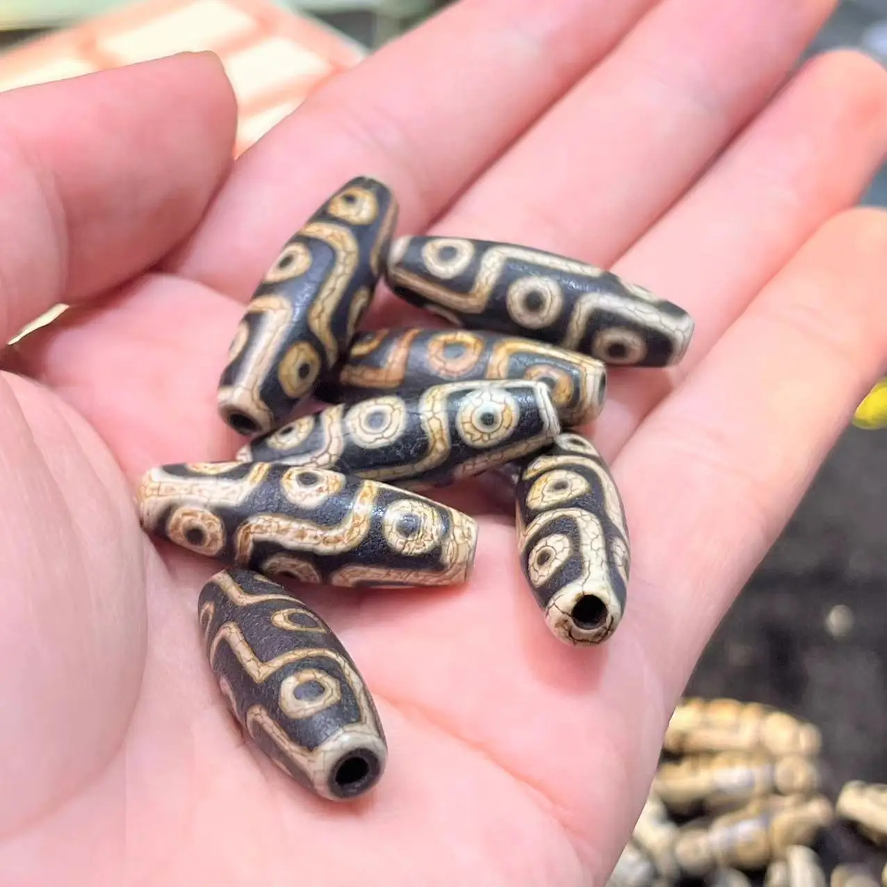 

100pcs/lot 3A 5A rare good quality low price beauty bead type Tibetan nine-eyed agate dzi dragon scale pattern black and white