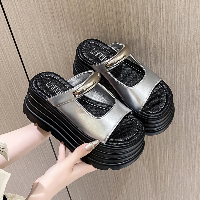 

Новые летние женские тапочки 8 см, шлепанцы, женские пляжные блестящие сандалии, обувь на танкетке, черные женские уличные тапочки на высокой платформе
