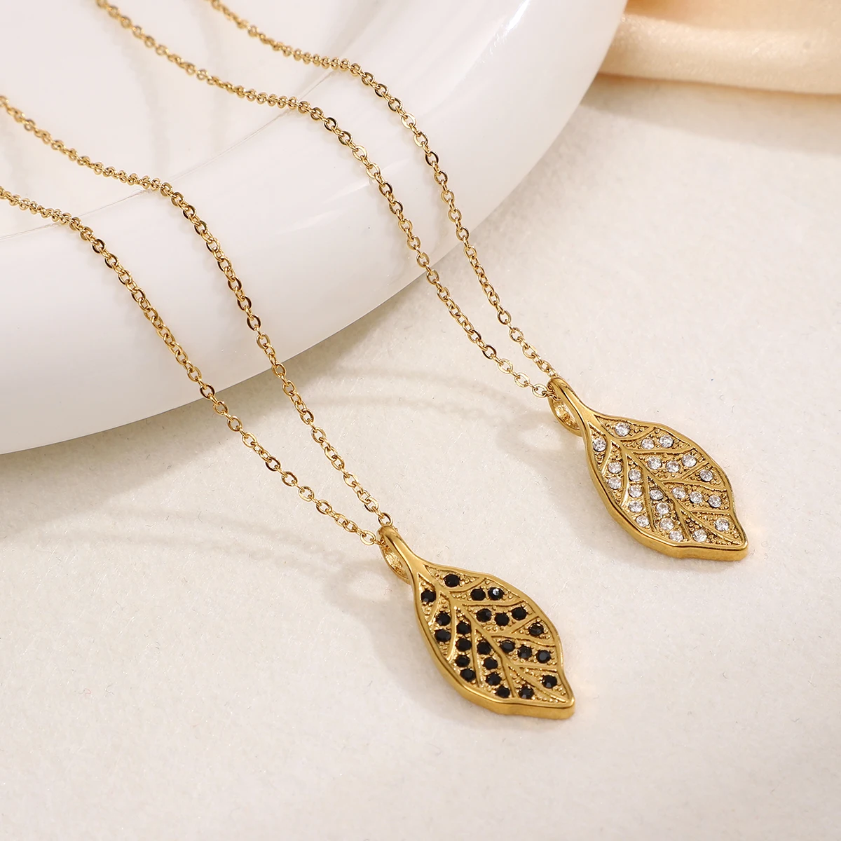 

Summer Fashion Leaves Pendant Couple Necklaces For Women Zircon Charm Stainless Steel Choker Chains Clavicle Necklace Jewelry