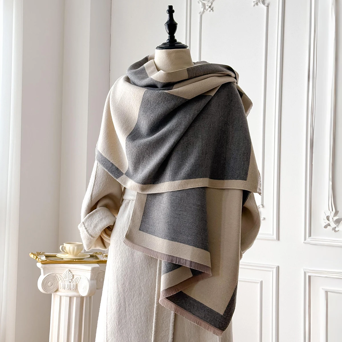 Eleganter Faux-Pashmina-Schal mit geometrischem Druck der Marke 2025, weich, warm, mit Fransen, ideal für Herbst und Winter im Freien – Detail 11