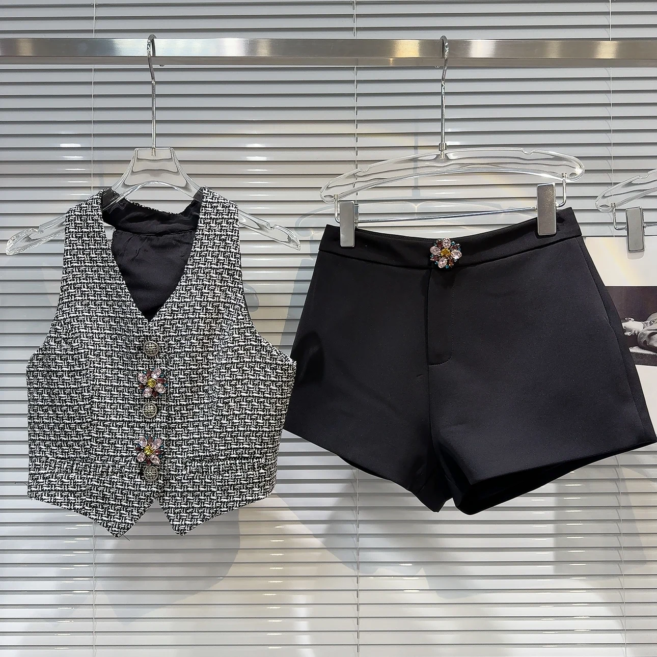 

Summer 2024 New Style Gemstone Buttoned Thick Tweed Vest Shorts Set Women's Fashion French Style Two-Piece Suit