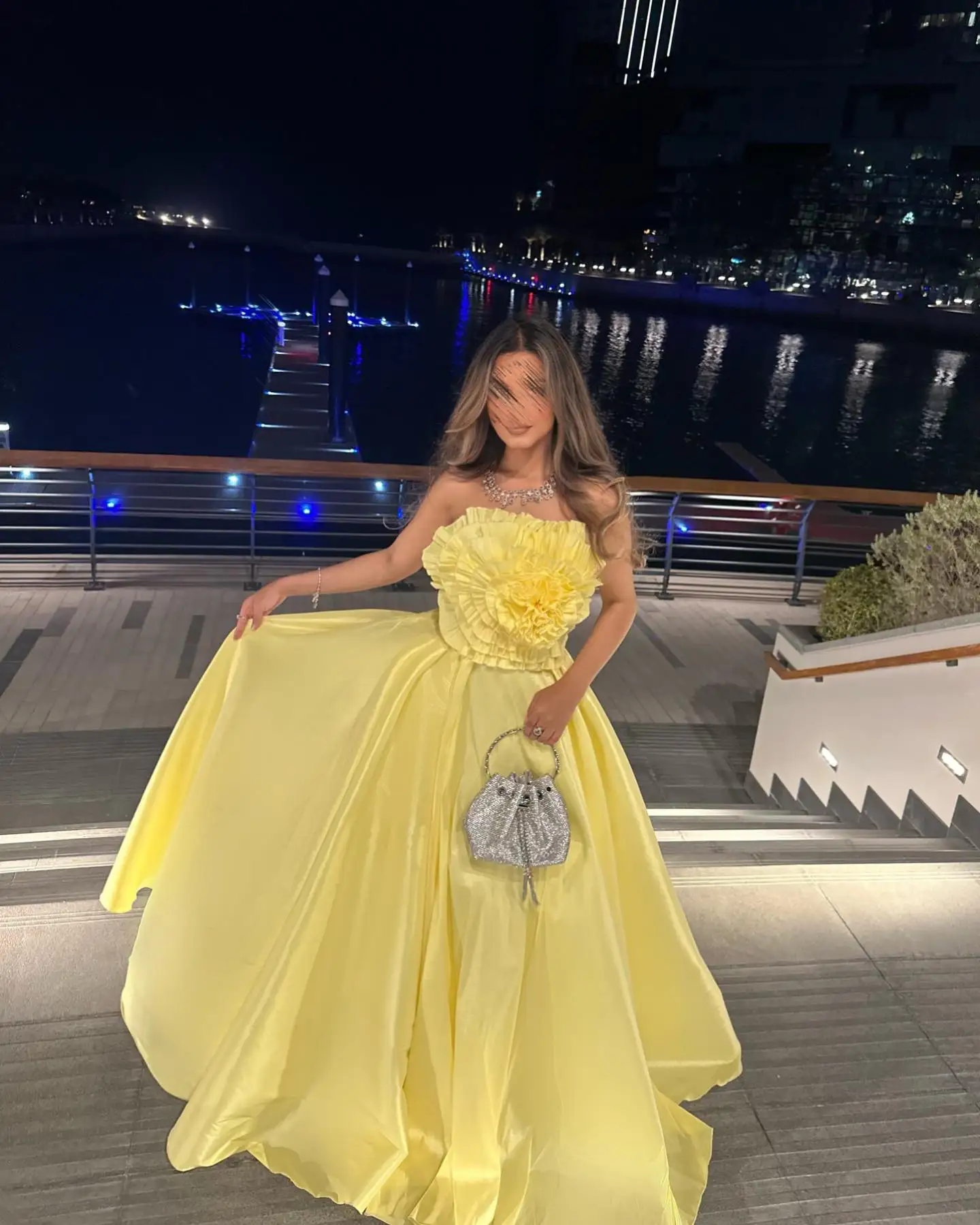 2025 выполненное на заказ атласное платье без бретелек без рукавов для особых случаев, высококачественное вечернее платье с аппликациями и рюшами и скользящим шлейфом