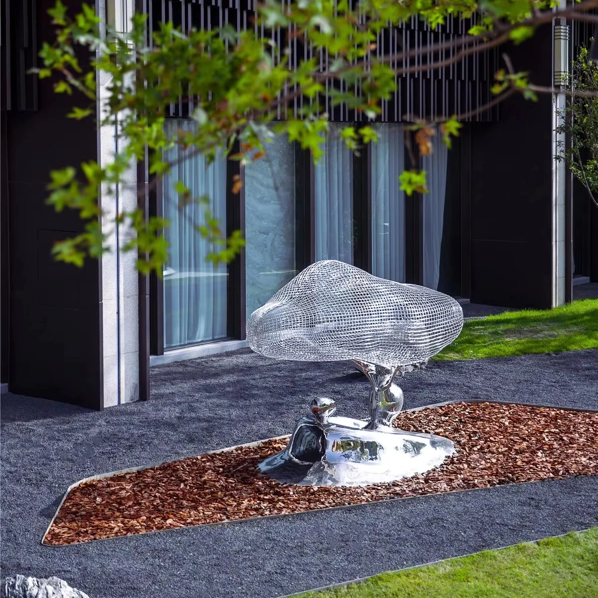 Ritaglio moderno in metallo decorato con giardino esterno in acciaio inossidabile con intaglio di nuvole e statua per ragazza