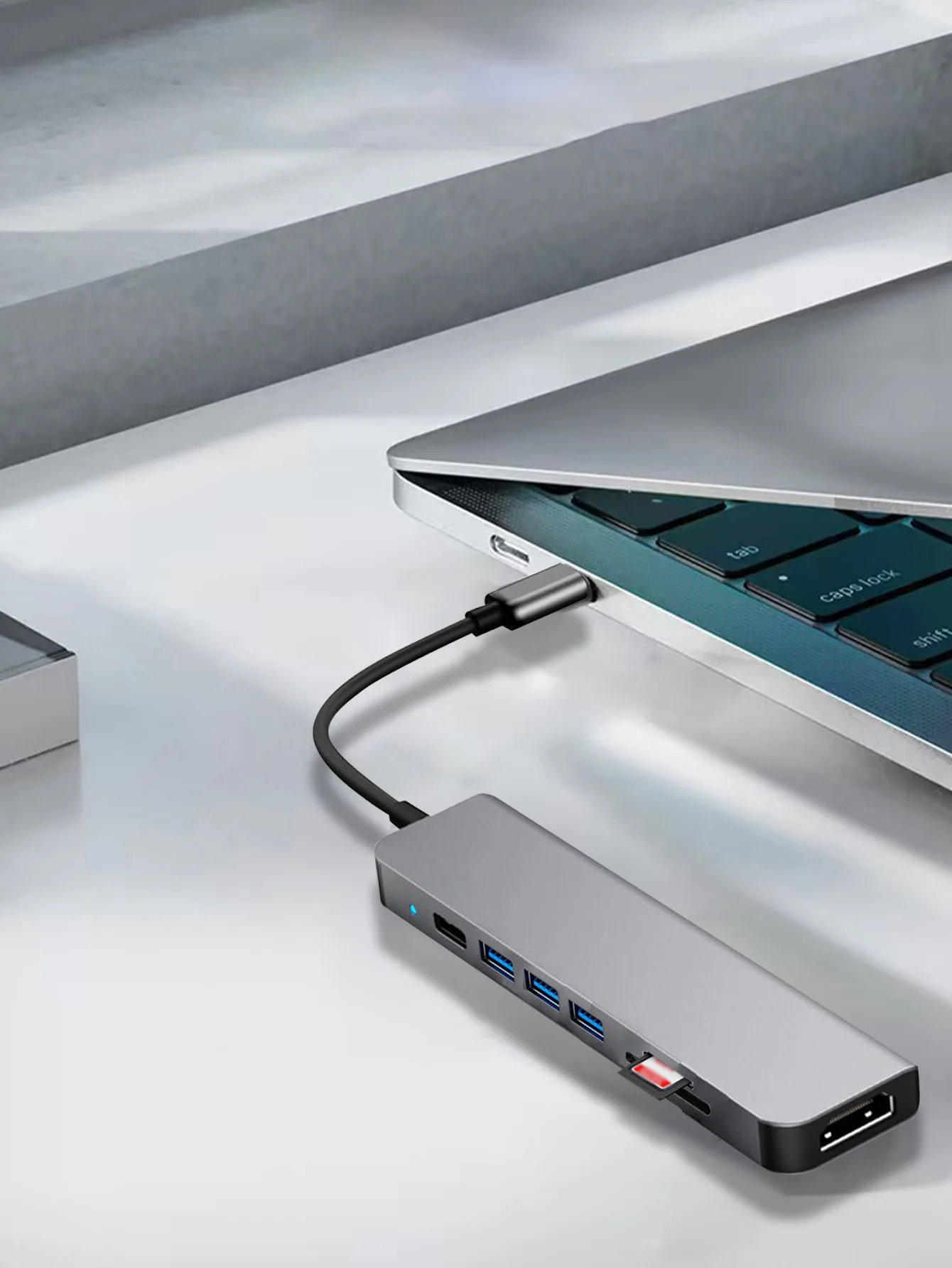 Picture 4: Cross-border 7-in-1 USB hub with Type-C interface, multi-port USB expansion dock, multi-functional USB hub