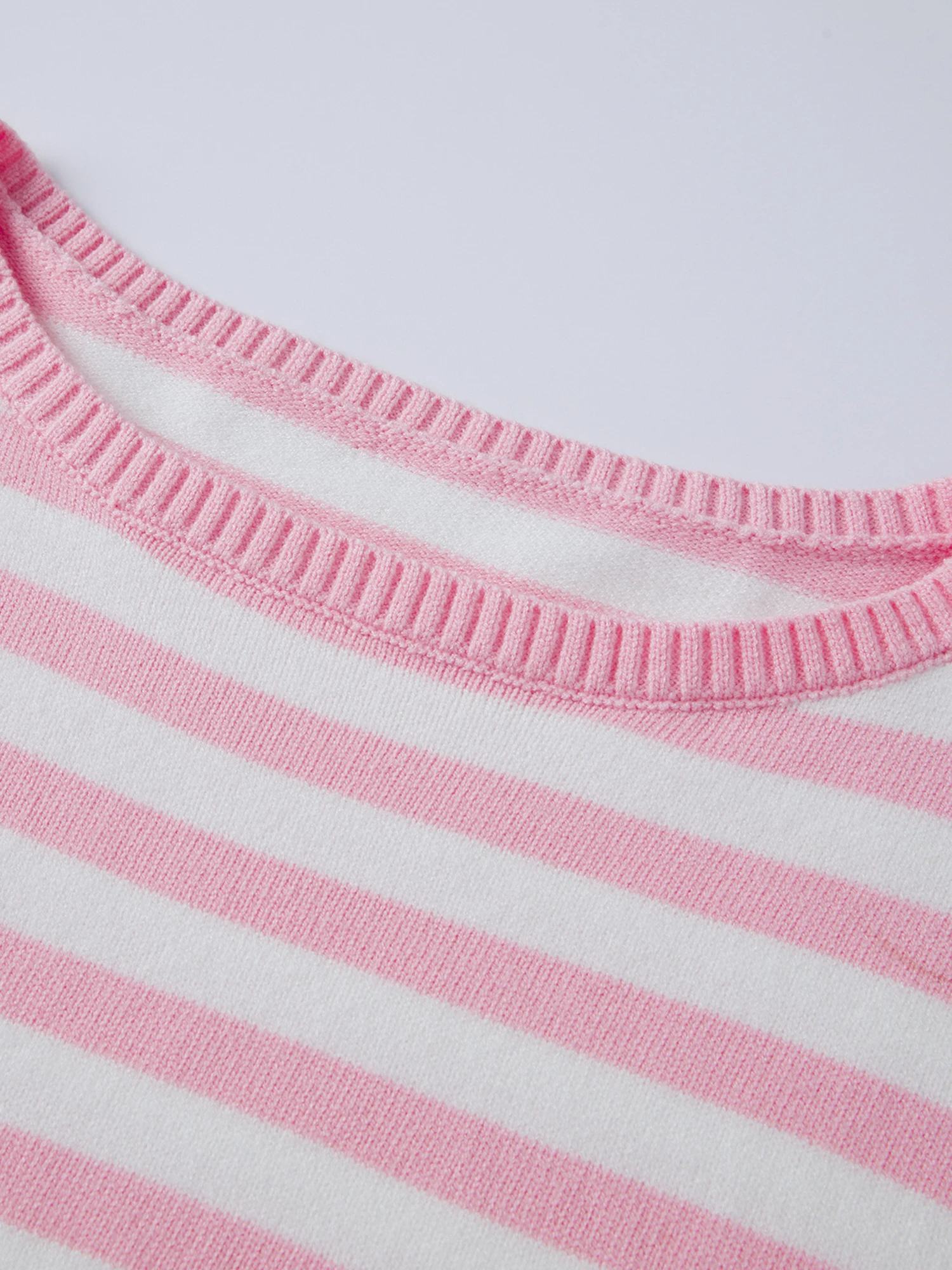 

Женский вязаный комплект: свитер с длинными рукавами и открытыми плечами, шорты с эластичной талией, полосатый осенний наряд