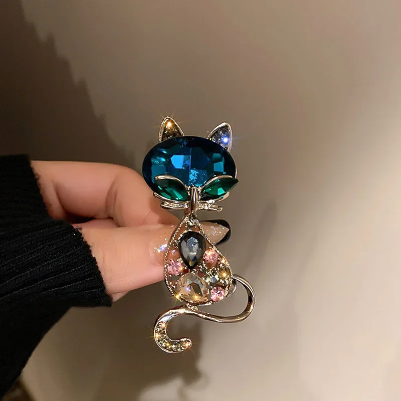 2024 Korean Rhinestone Cat Pendant Brooches For Women Gold Color Alloy Animal Pins Fashion Crystal Corsage Everyday Accessories