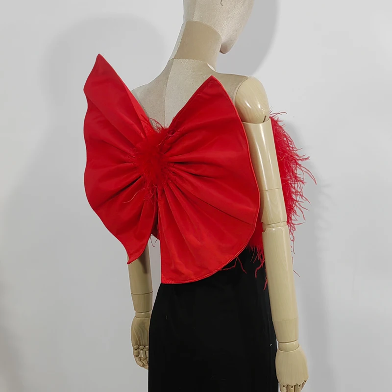 Nowa bielizna typu bra z dużą kokardą na plecach, wykonana w 100% z naturalnych piór strusich, idealna na wesela, długość 25 cm.