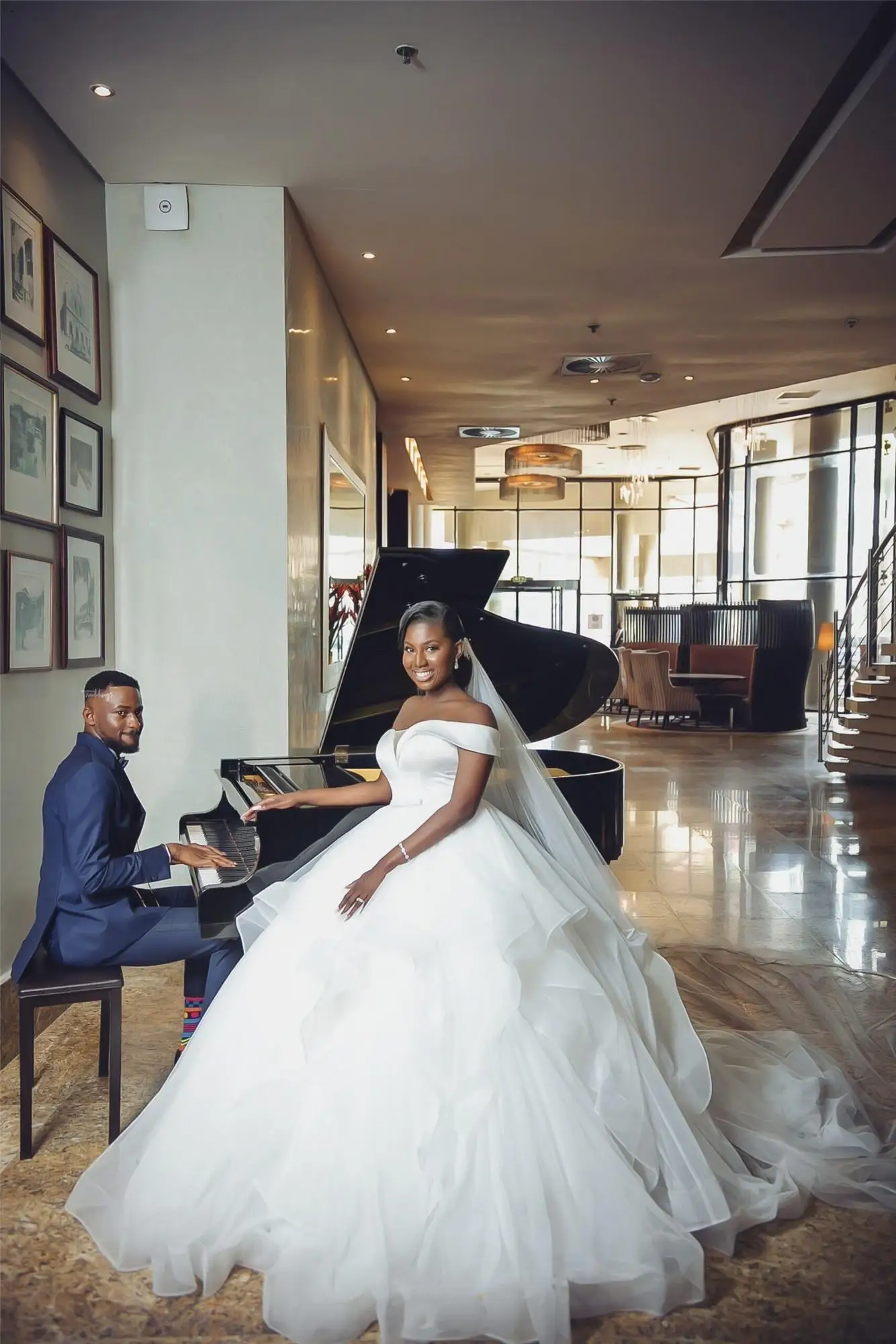 Vestidos de novia de princesa personalizados con hombros descubiertos para mujer, vestidos de novia negros de talla grande con volantes escalonados, falda con corsé en la espalda