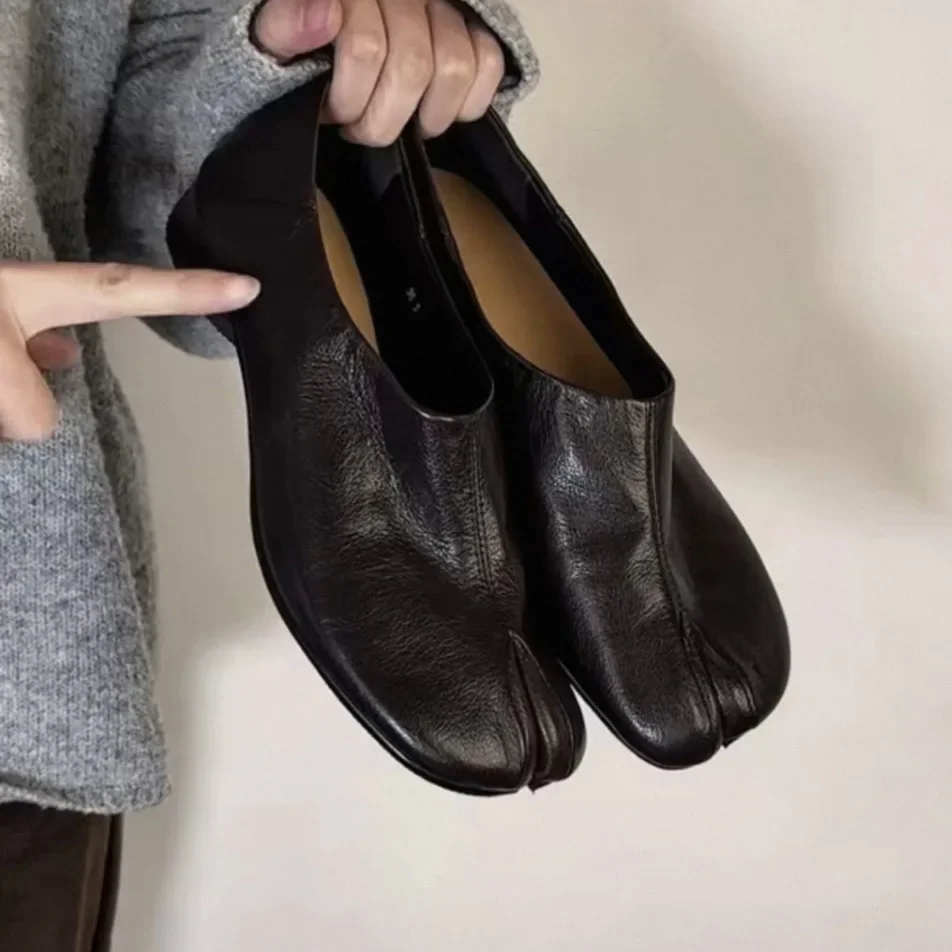 

Thick Heel Deep Cut Single Shoes Tabi British Retro~Split Toe Horseshoe Loafers For Women 2026 New Versatile Pig Trotter Shoes