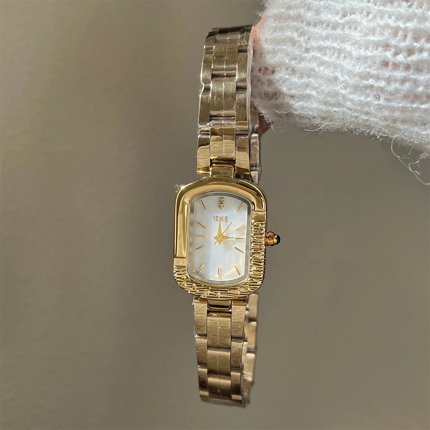 

Retro Square Premium Minimalist Fashionable Gold Stainless Steel Women's Metal Bracelet Quartz Watch - A Gift for Women